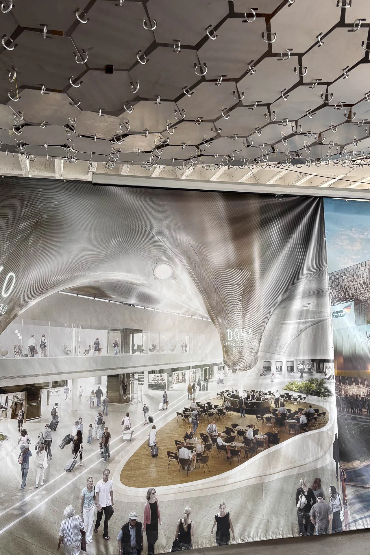 Vorstudie der Wolkendecke aus Metallpailletten, die durch Lederbänder verbunden sind. Diese Lösung hätte eine aufwändigere Unterkonstruktion erfordert. Mockup im Maßstab 1:1 im LAVA-Büro, Stuttgart