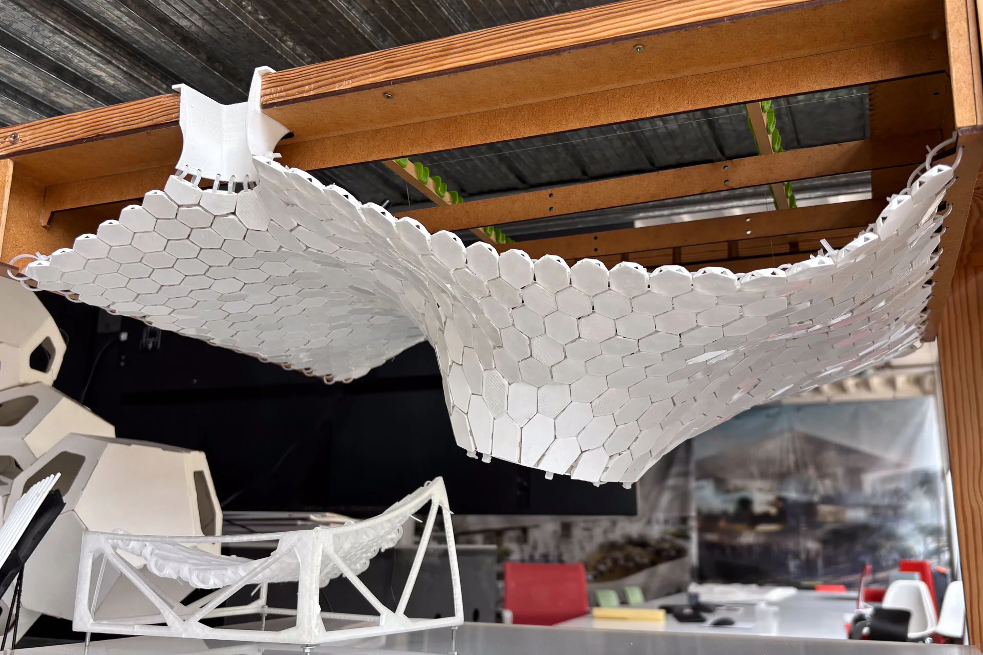Vorstudie der Wolkendecke aus Pailletten, die über Seilzüge bewegt werden können wie vorbeiziehende Wolken. 3-D-Druck, Arbeitsmodell LAVA.