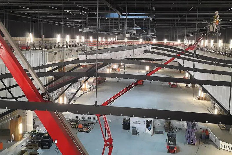 Die Aluminiumrohre sind beweglich über Adapter und die Stahlschwerter geschraubt. Diese sind in Querrichtung zur Halle von der Decke abgehängt.