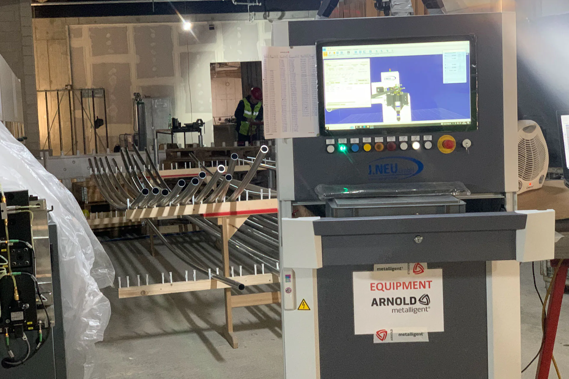 Die bis zu 5 m langen Aluminiumrohrsegmente wurden vor Ort von einem Biegeroboter mit individuellen Radien gebogen.