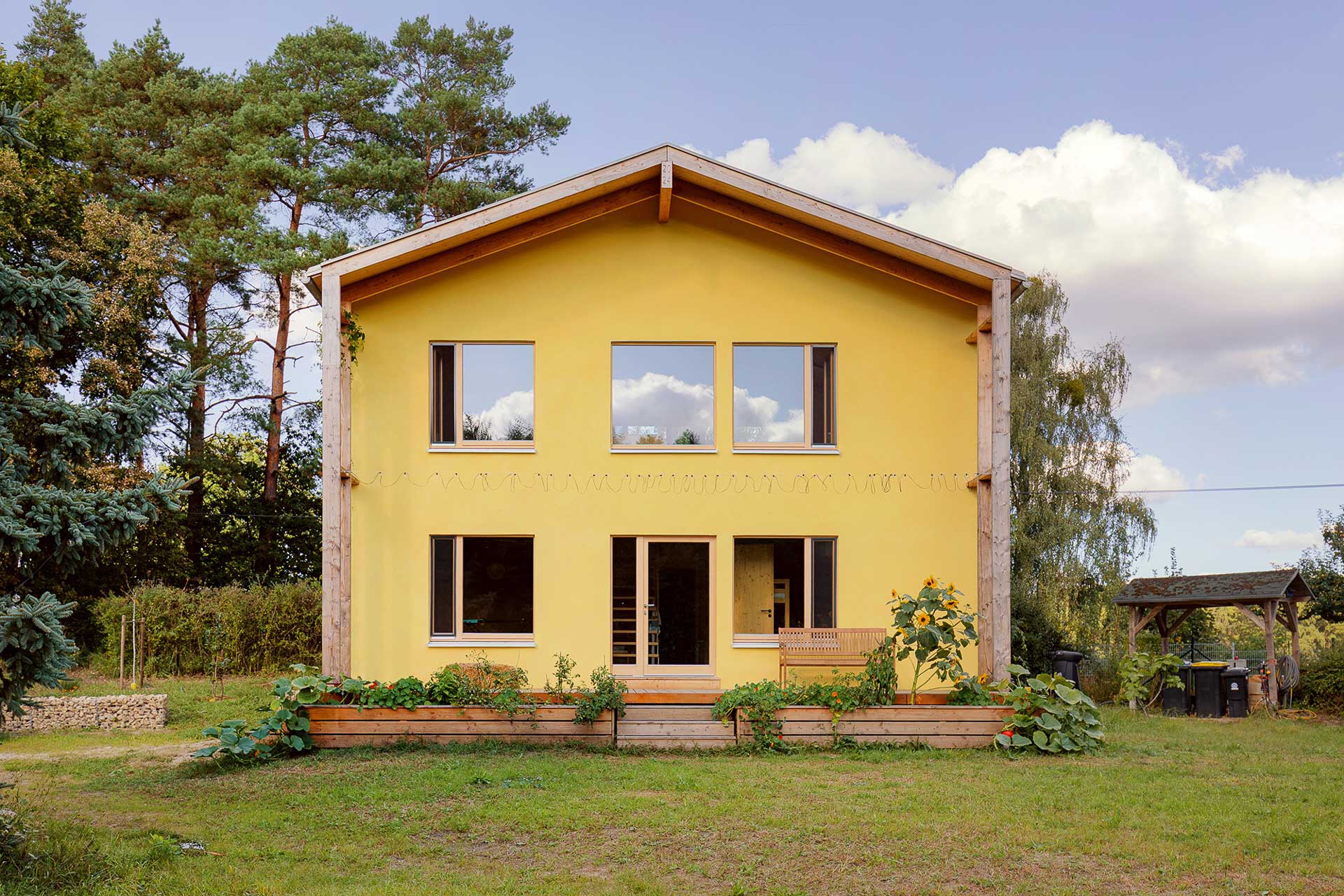 Statt eines Betonfundaments tragen 20 Metallschrauben das Strohhaus Now in Lindow.
