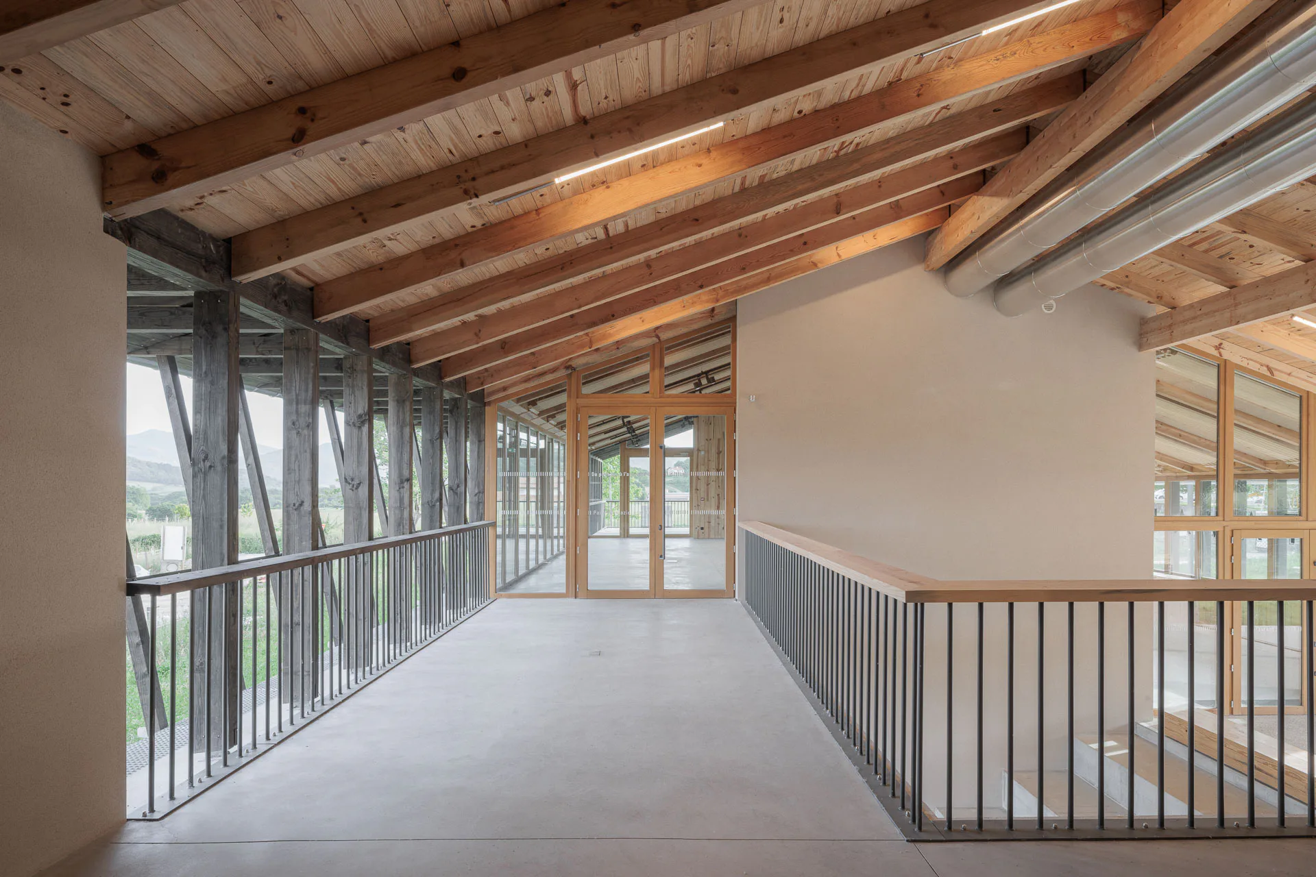 Im Obergeschoss liegt der Ausstellungsbereich. Die Architektur folgt der Topografie, um Fernsichten in die weitläufige Landschaft freizugeben.