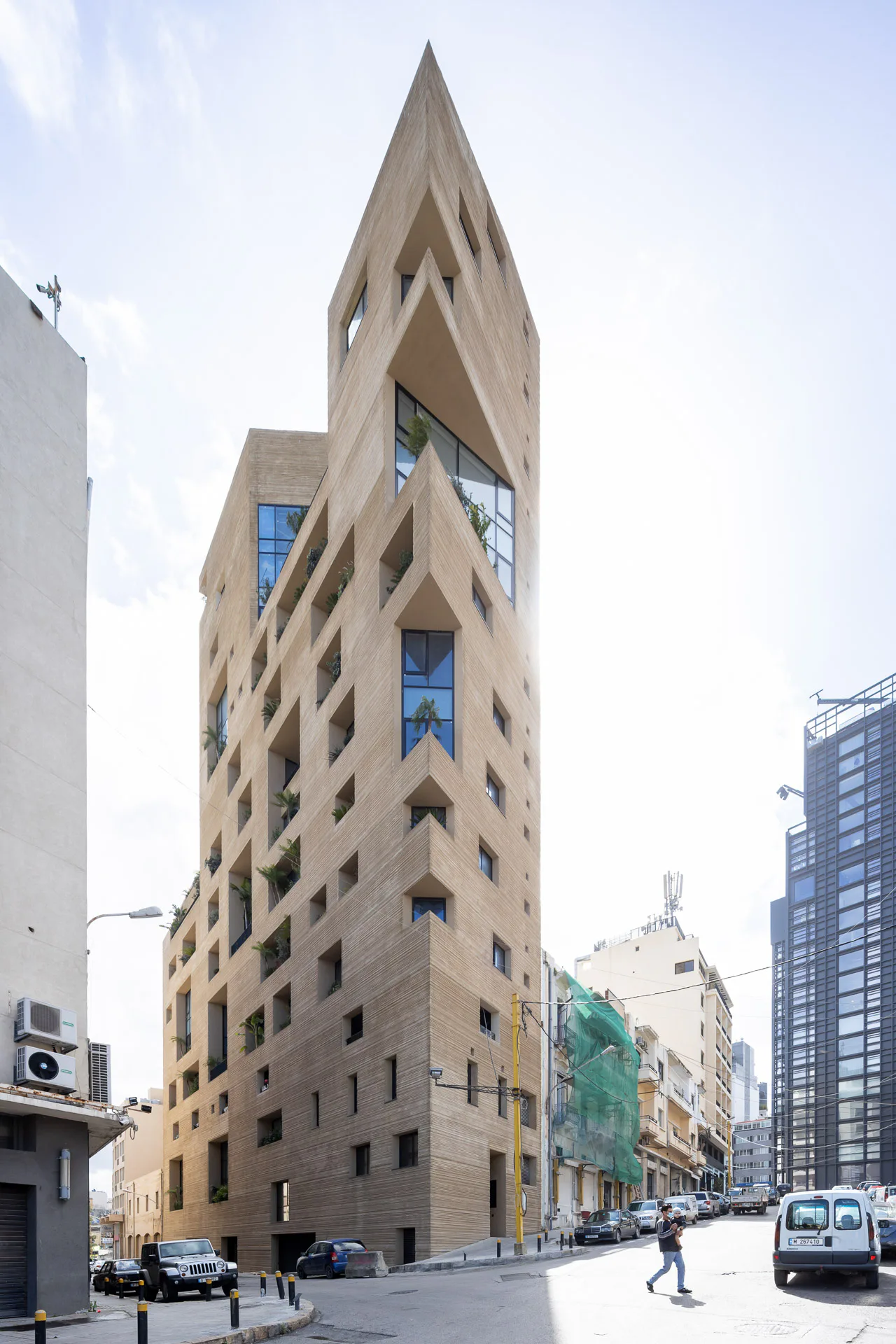 Stone Garden in Beirut (2020). Die Fassade ist von unterschiedlich großen Öffnungen durchbrochen, die zu grünen Balkonen werden.