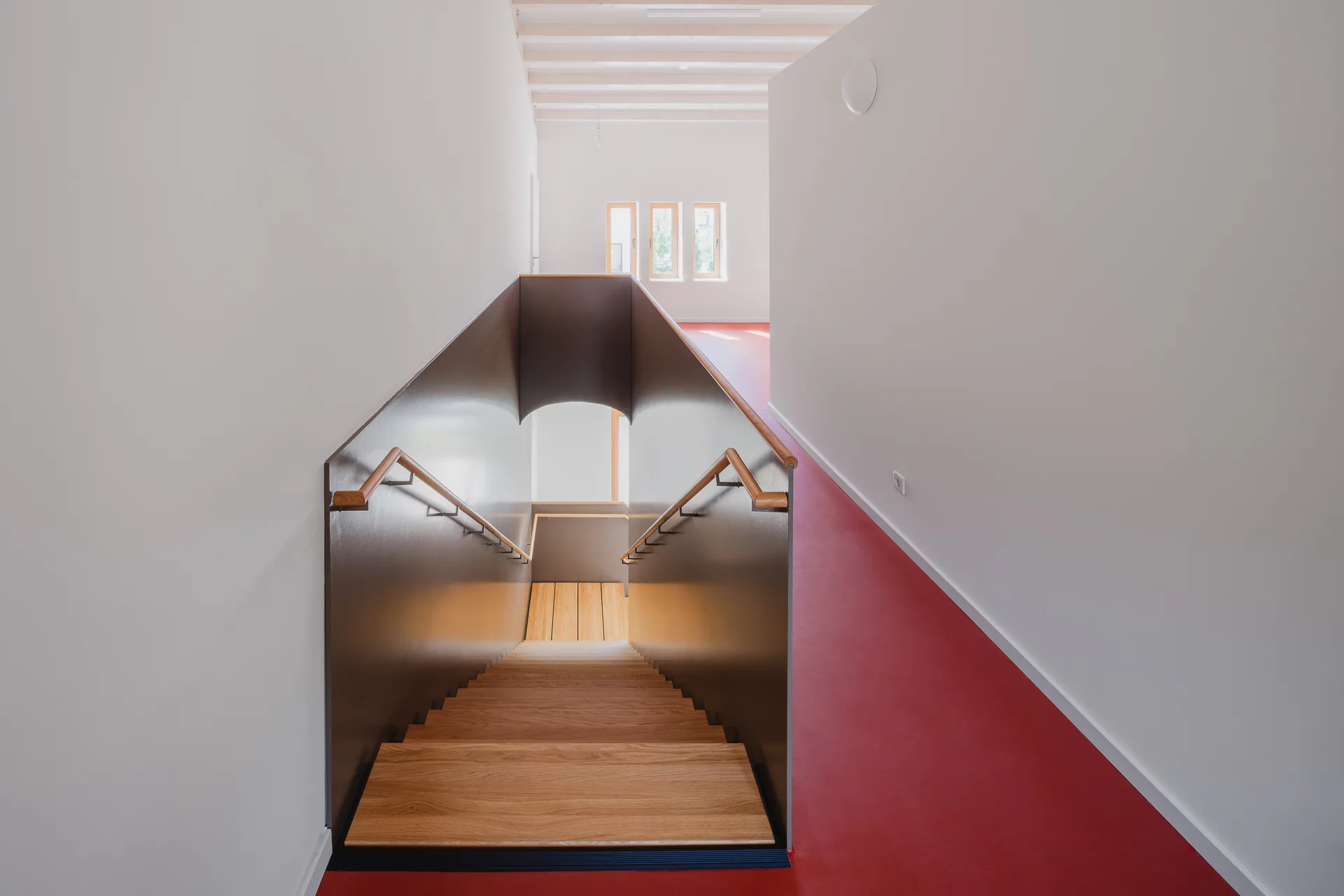 Die skulpturale Stahltreppe führt vom Obergeschoss ins Erdgeschoss des ehemaligen Pferdestalls.
