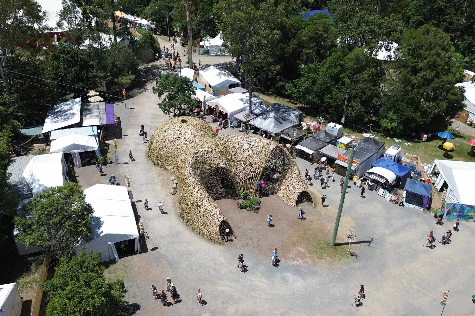 Der Pavillon „Chrysalis“ wurde 2024 am Eingang zum Woodford Folk Festival errichtet. Einziges Baumaterial war vor Ort geernteter, gespaltener Bambus.