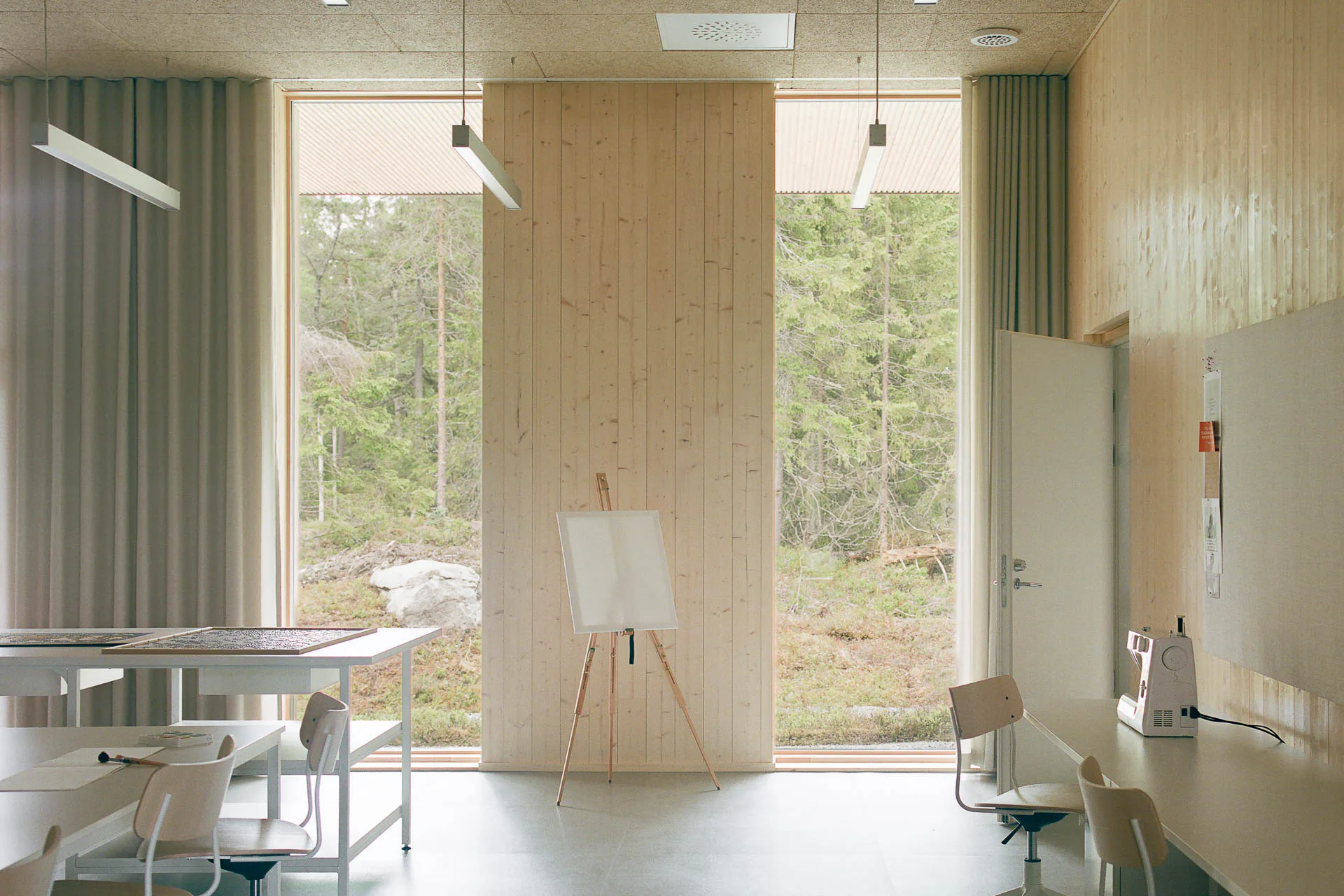 Bodentiefe Fenster in den Klassenräumen geben den Blick auf den ruhigen Kiefernwald frei.