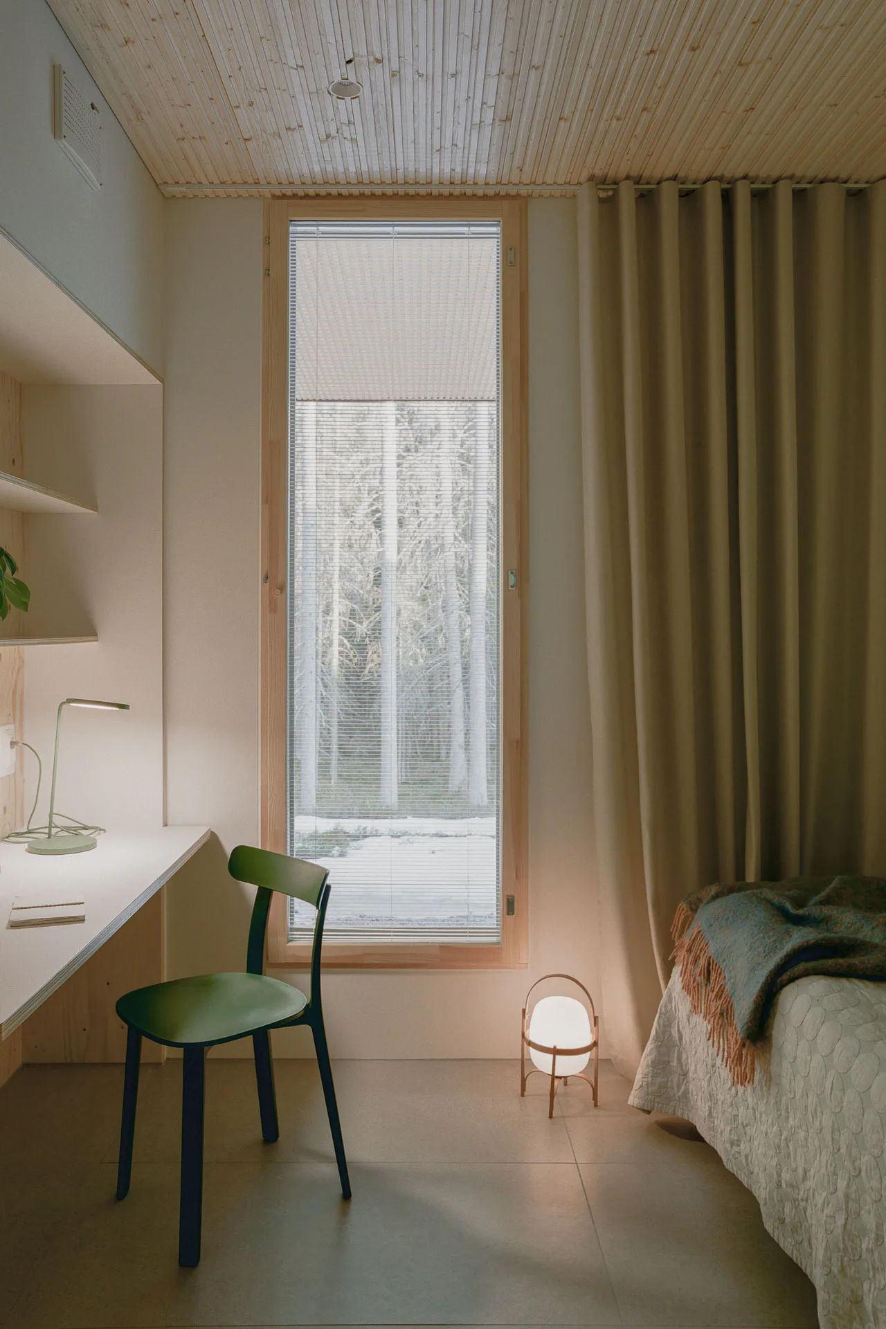 Gemeinsam mit den Schülerinnen entstand die von der umgebenden Natur inspirierte Farbpalette der Einrichtung. Ein langes Fenster gibt den Blick auf hohe Nadelbäume frei.