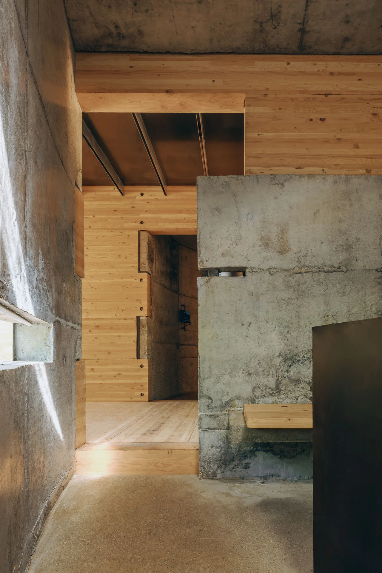 Im Inneren des Museums ergeben der „Pfeiler“ aus Sichtbeton und das „Brückendeck“ aus Massivholz einen spannenden Materialkontrast.