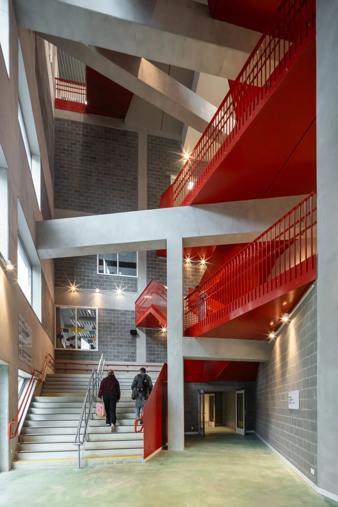 An der Straße verbindet ein benahe piranesisch anmutendes Treppenhaus alle Geschosse miteinander.