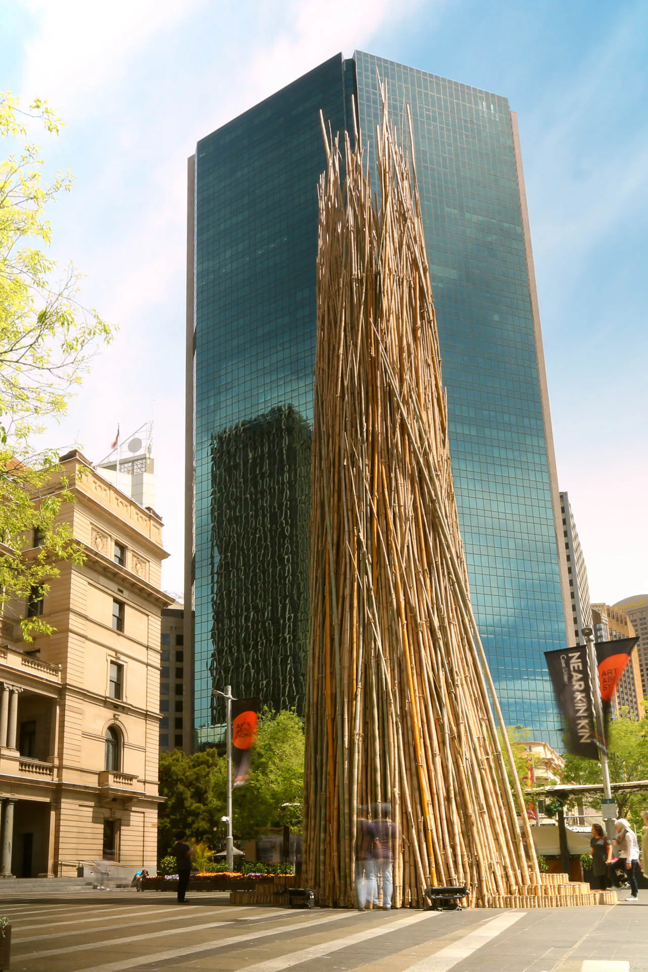 „Near Kin Kin“ heißt dieser 24 m hohe Bambusturm, den Cave Urban 2015 für das Art+About Festival in Sydney errichteten. Die Installation ist nach einem Bauernhof in Queensland benannt, aus dessen riesigen Bambuswäldern das Baumaterial stammt.
