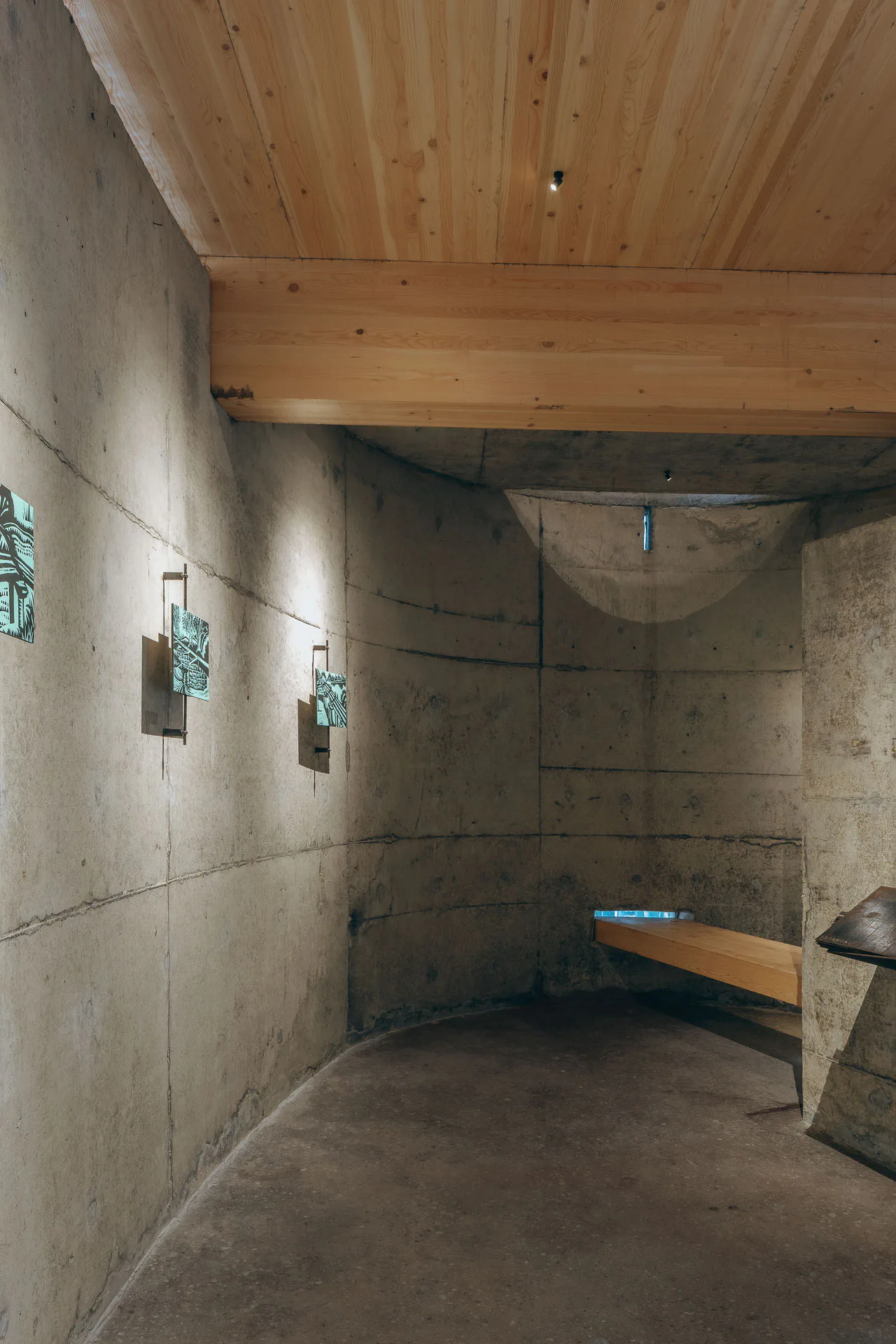 In den Ausstellungsräumen sind Bilder des chinesischen Künstlers Liu Quingyuan zu sehen.
