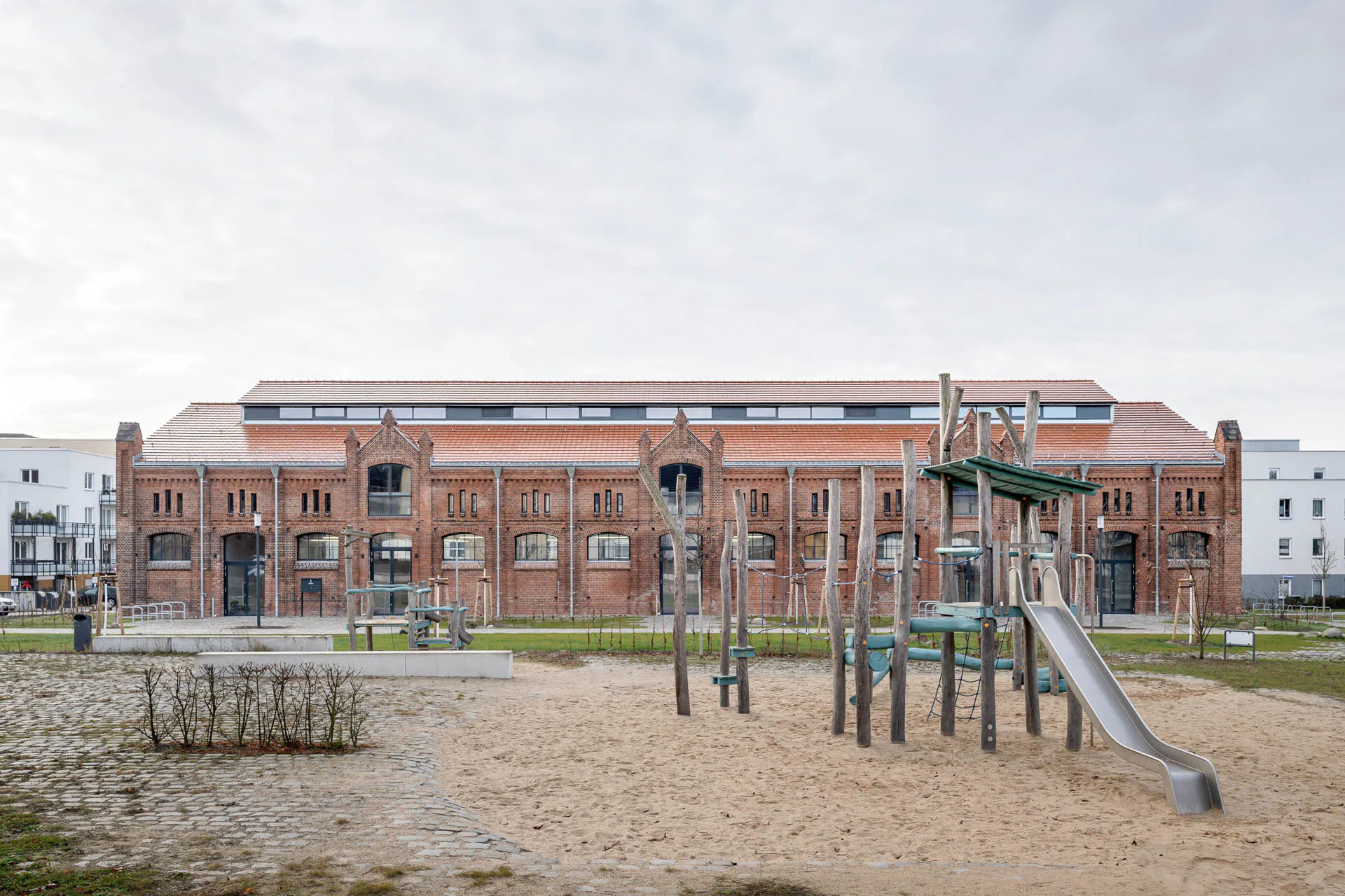 Ein öffentlicher großer Spielplatz ergänzt das Zentrum des Quartiers.