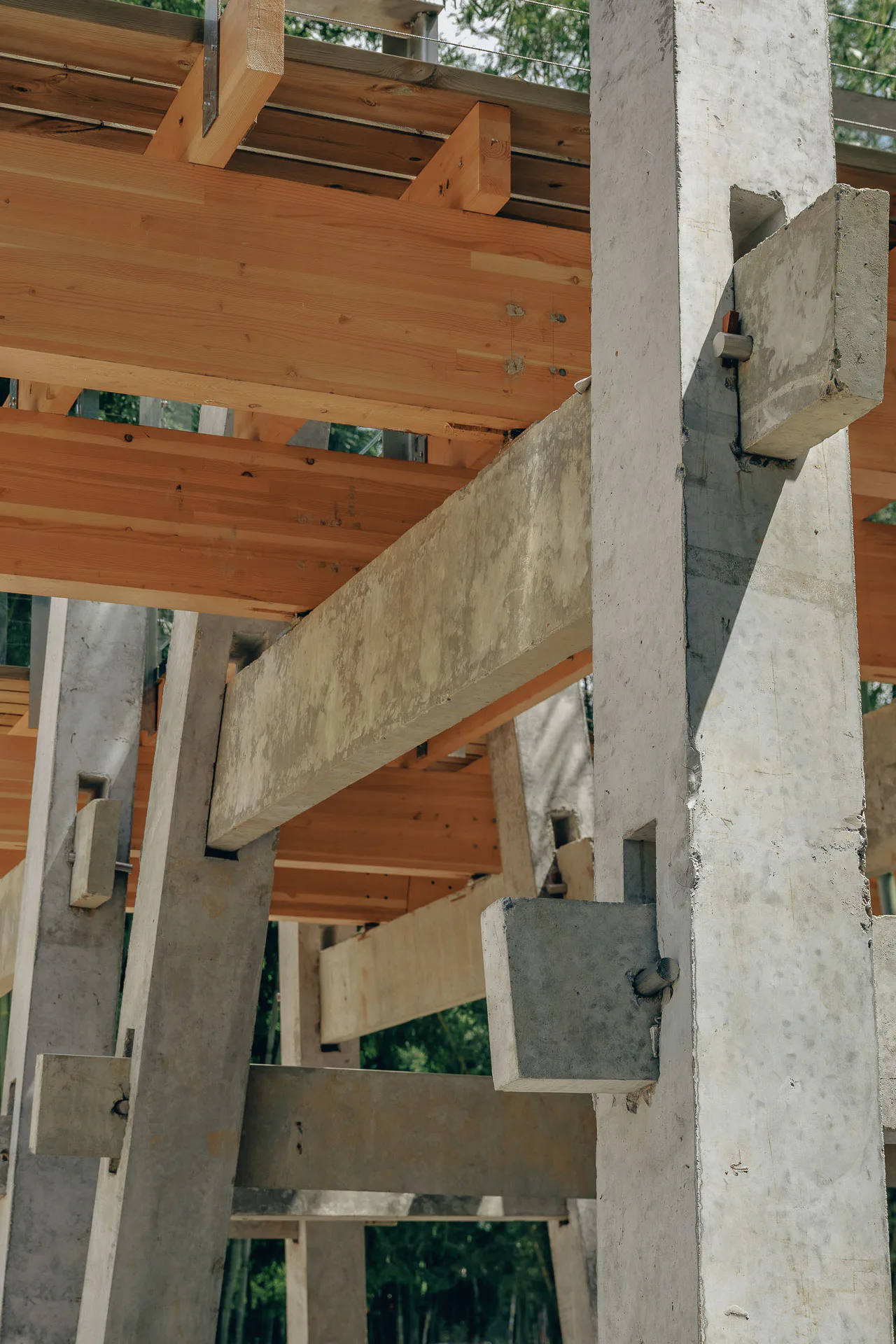 Detailansicht der Brückenpfeiler. Im Original bestehen sie aus Naturstein, Luo Studio ließen sie aus Beton anfertigen.