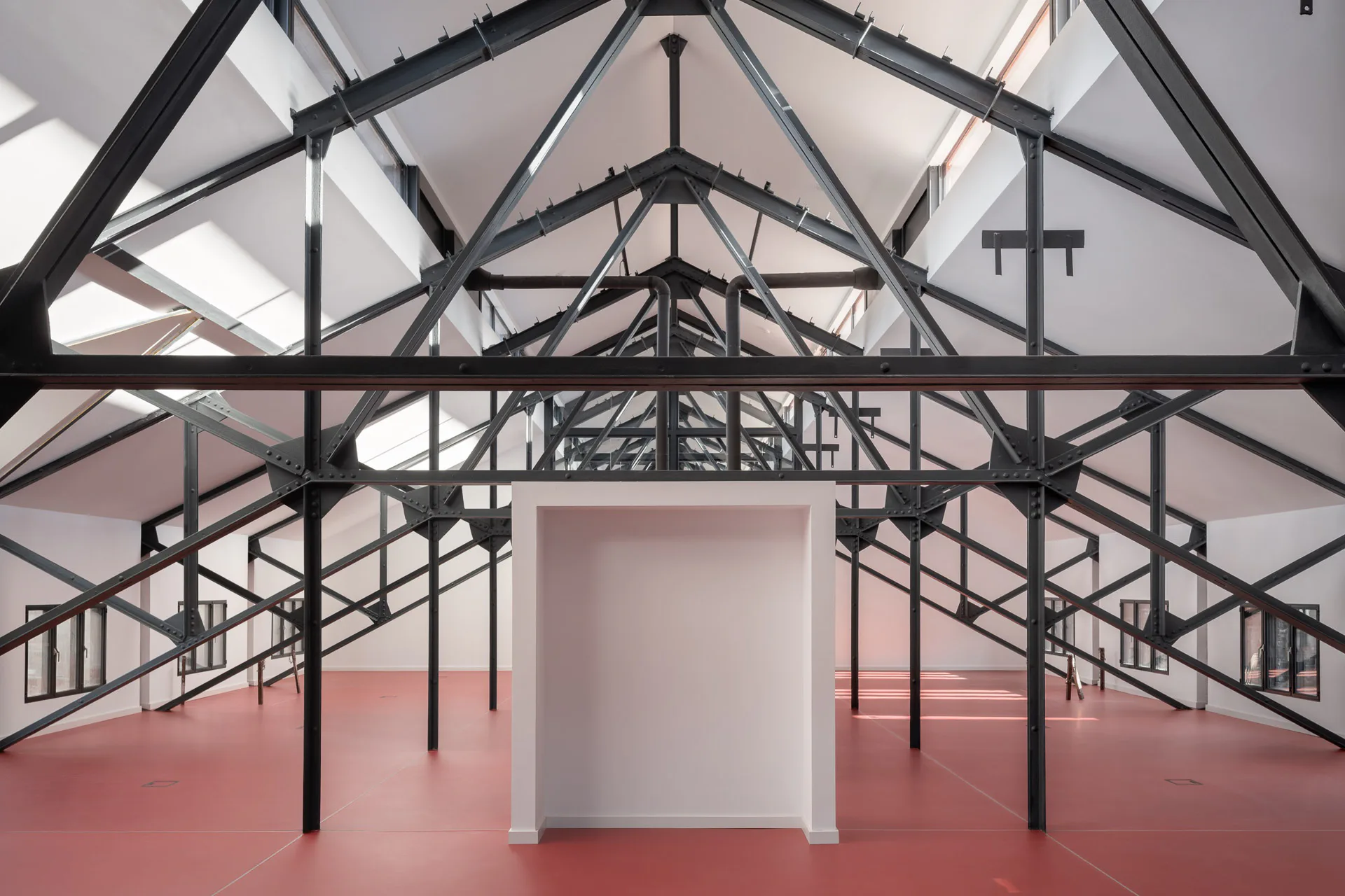 Das Stahlfachwerk im Obergeschoss des Kuhstalls gliedert den Raum.