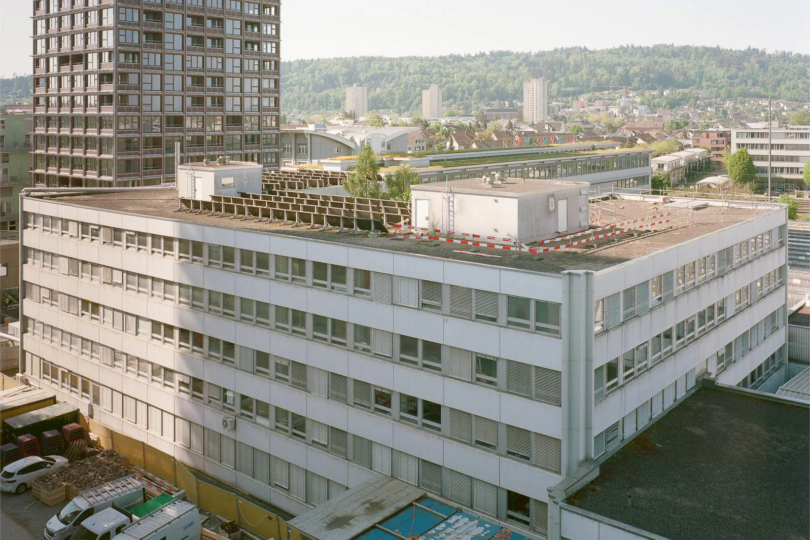 Der in den 1980er-Jahren errichtete Winkelbau beherbergte vor seiner Umnutzung Büroflächen.