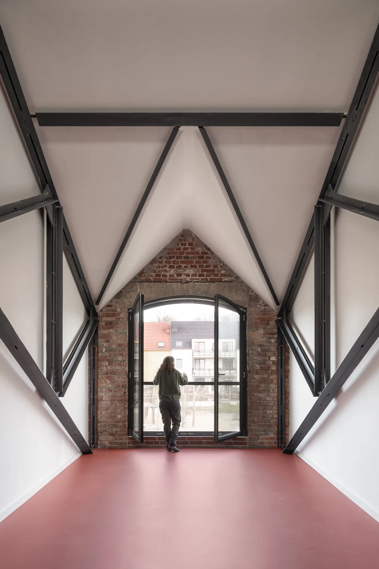 Die Stahlbauteile umfassen das Fenster