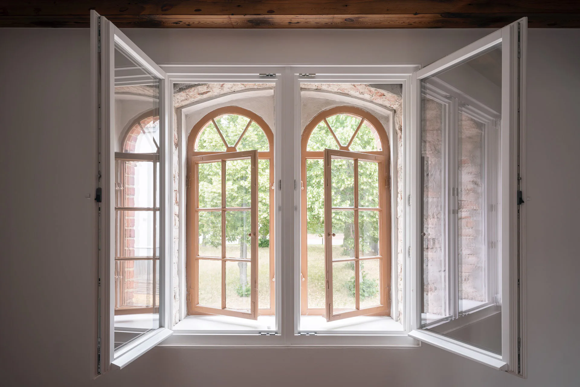 Die historischen Fenster konnten durch ergänzende Fenster im Innenraum erhalten bleiben.