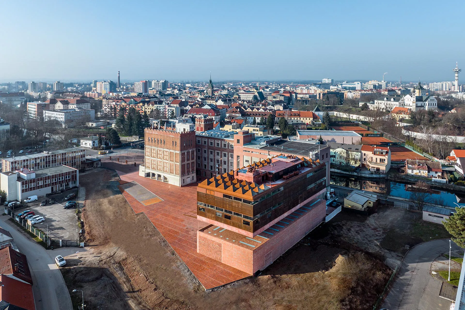 Das Kulturzentrum von Šépka Architekti greift die Materialien und Farben des ehemaligen Mühlenkomplexes auf.