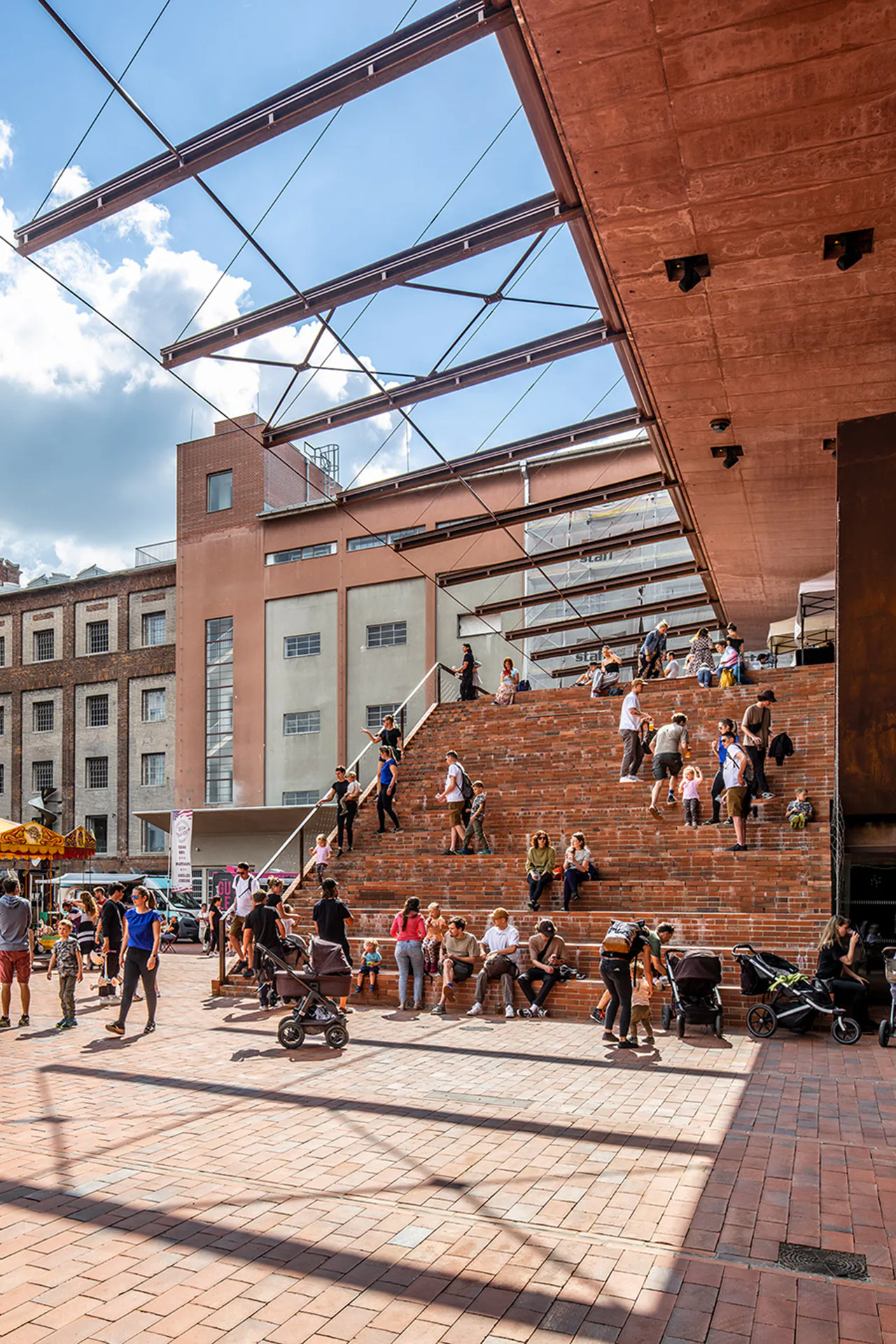Die große Freitreppe kann auch als Amphitheater genutzt werden.