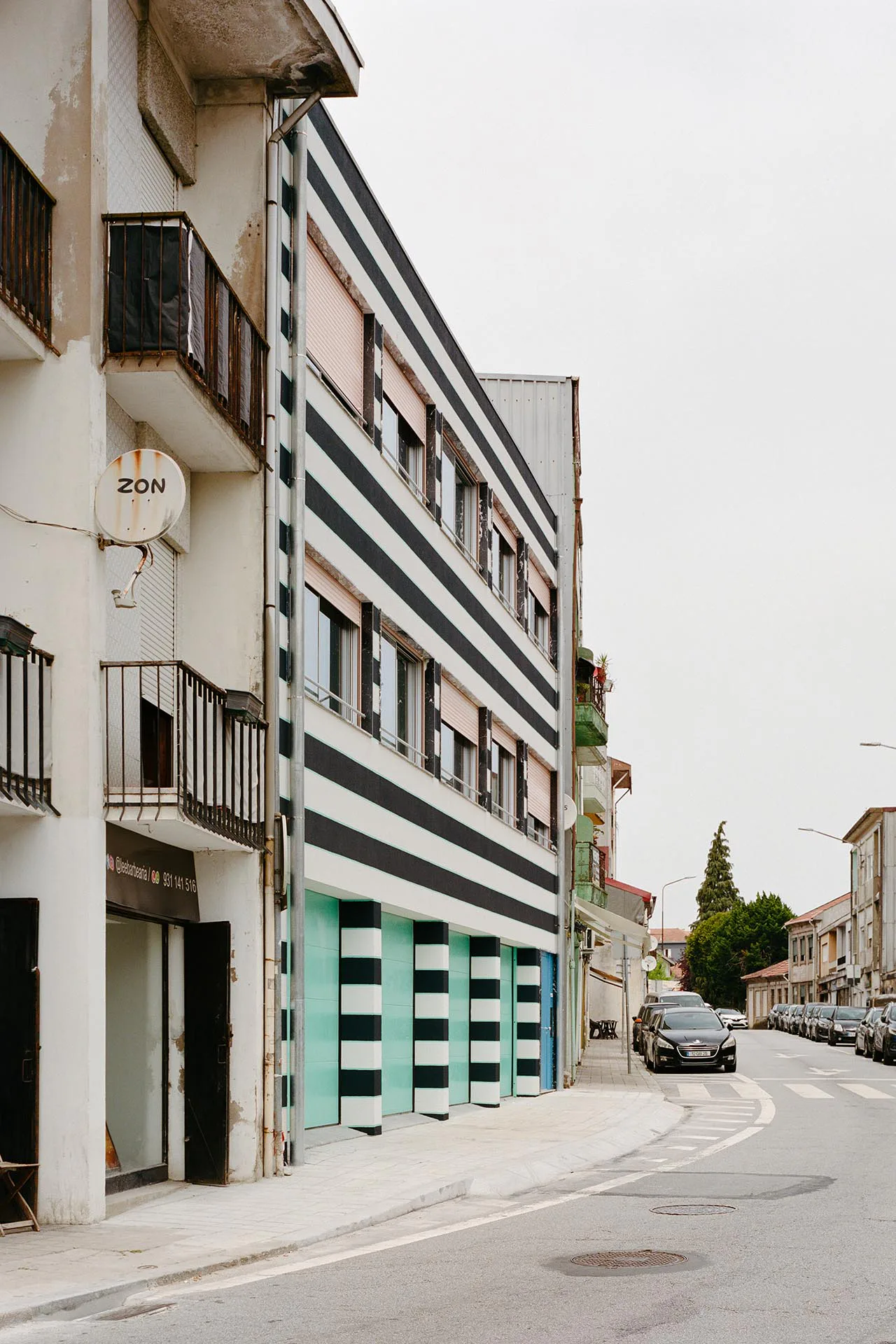 Streifen statt Tristesse: Mit dem Wohnprojekt 179 in Porto zeigt fala atelier exemplarisch, wie bezahlbarer Wohnraum aussehen kann.