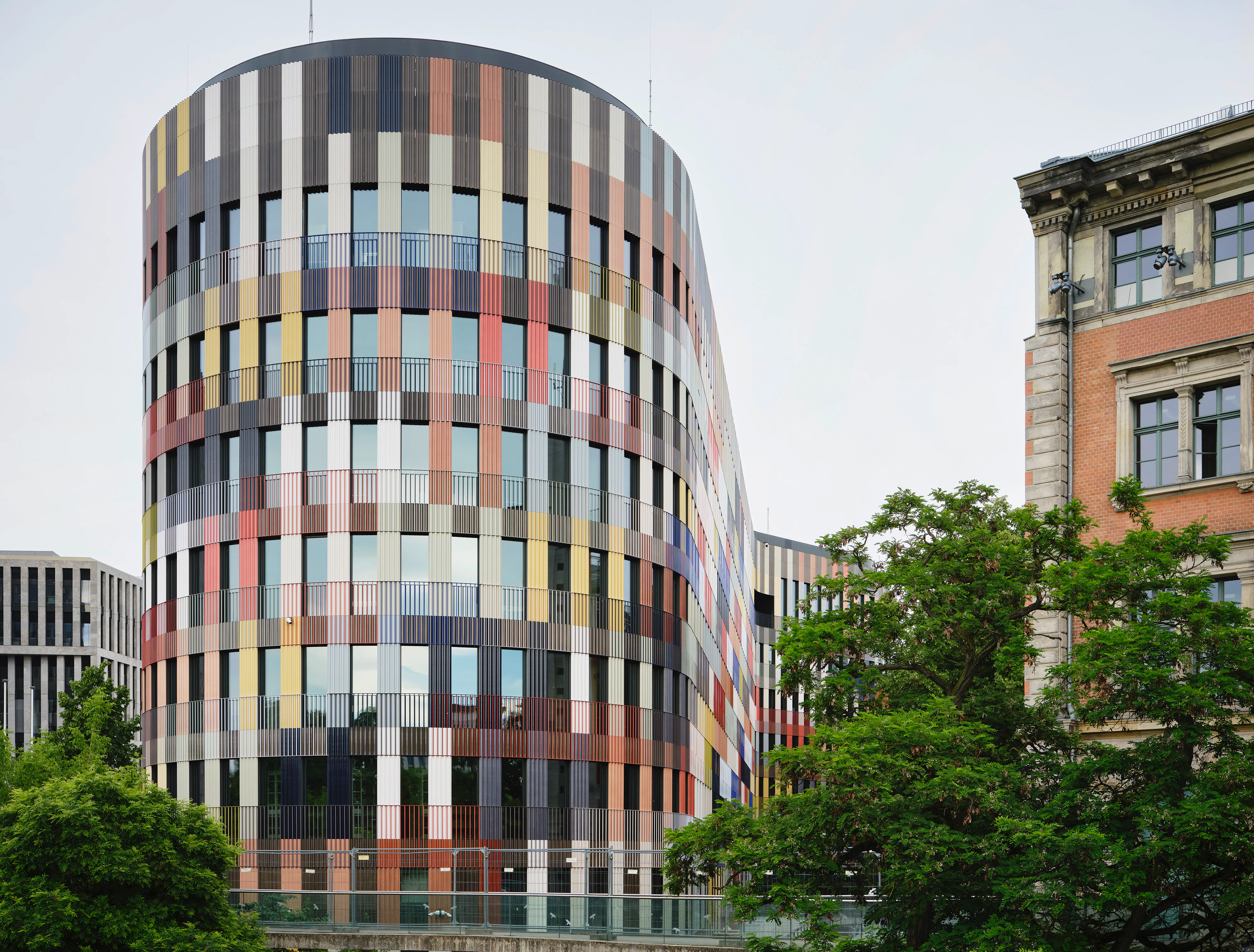 Für den Interims-Amtssitz des Bundespräsidenten haben sich Sauerbruch Hutton eine neue Variation der bunten Keramikfassade einfallen lassen.