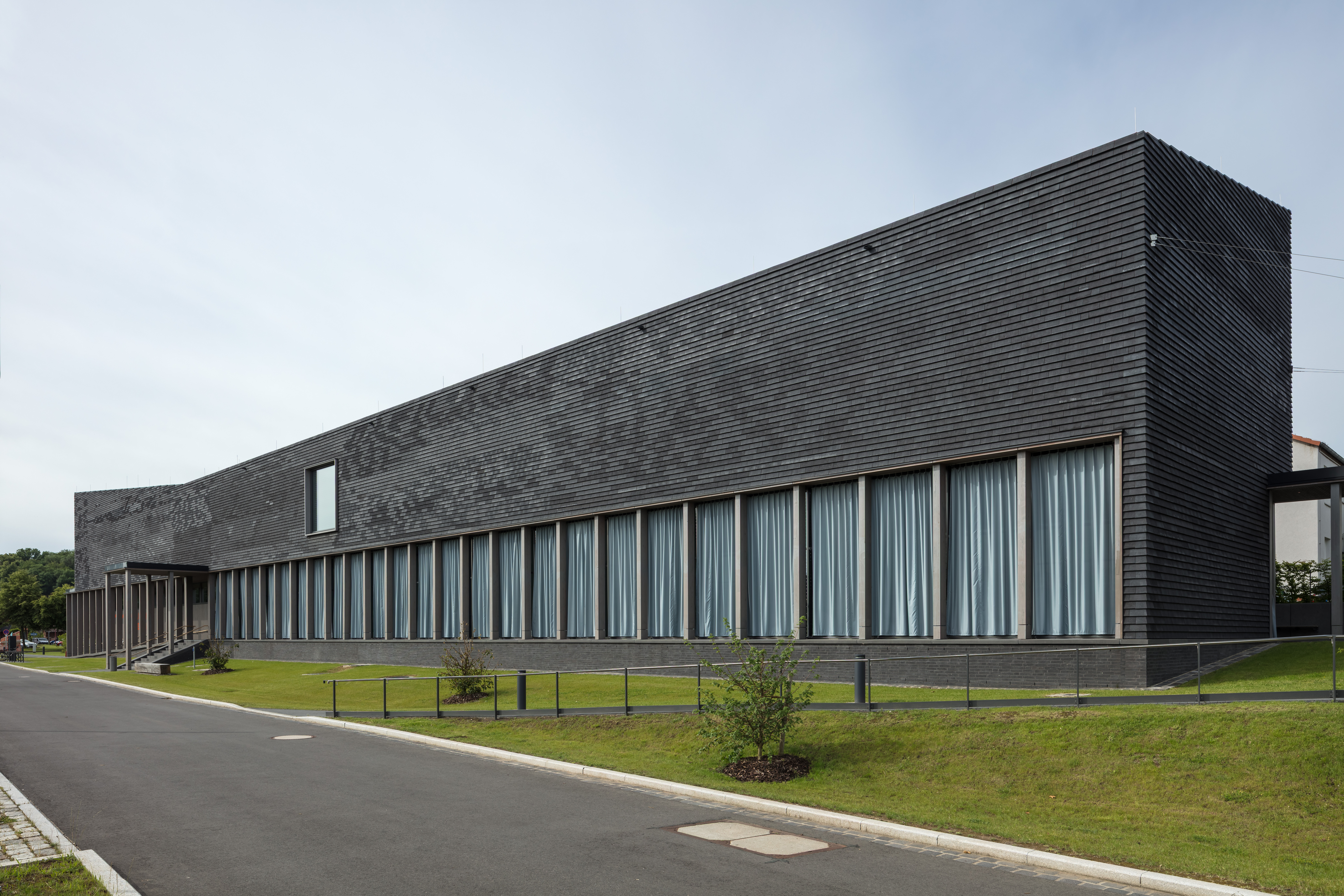 80 m lang und nur 12 m breit ist der Neubau, den das Architekturbüro Dichter auf dem schmalen Grundstück errichtet hat.