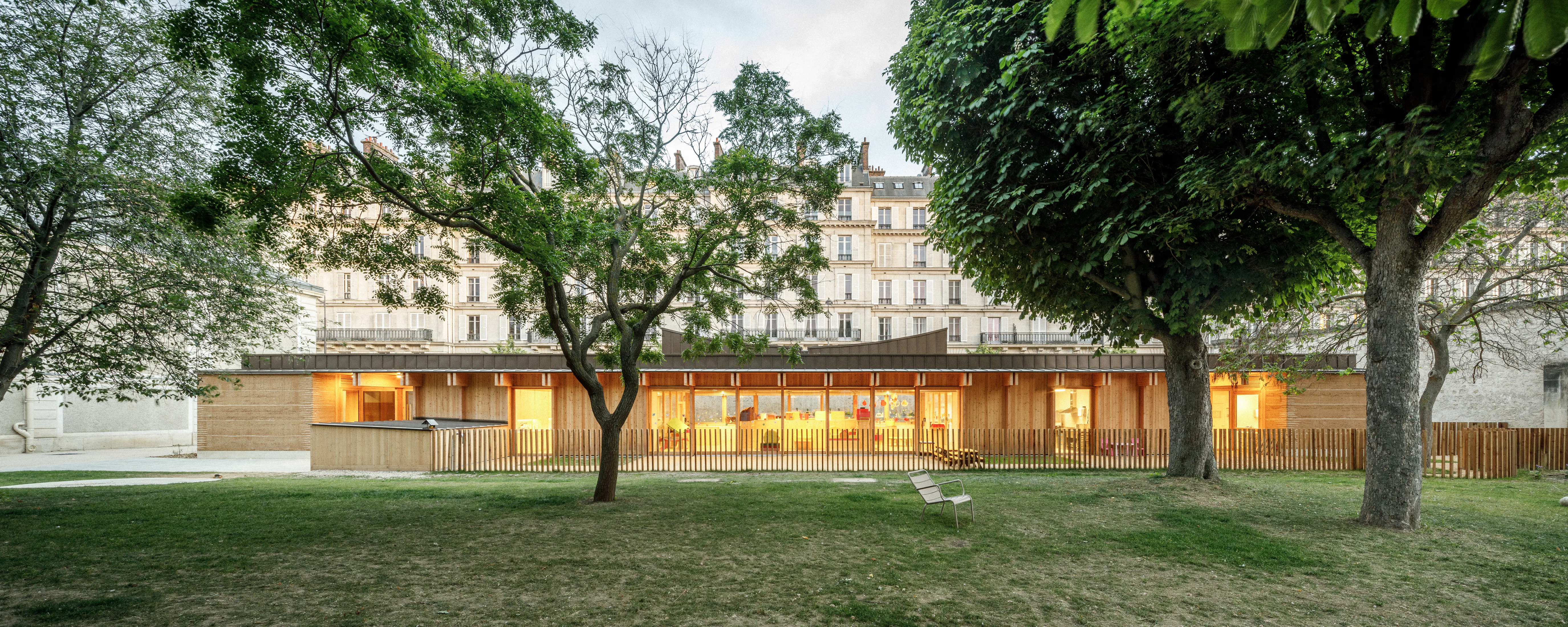 Another winner of the latest Detail Award 2025: a nursery designed by Atelier Régis Roudil at the foot of the Eiffel Tower in Paris.