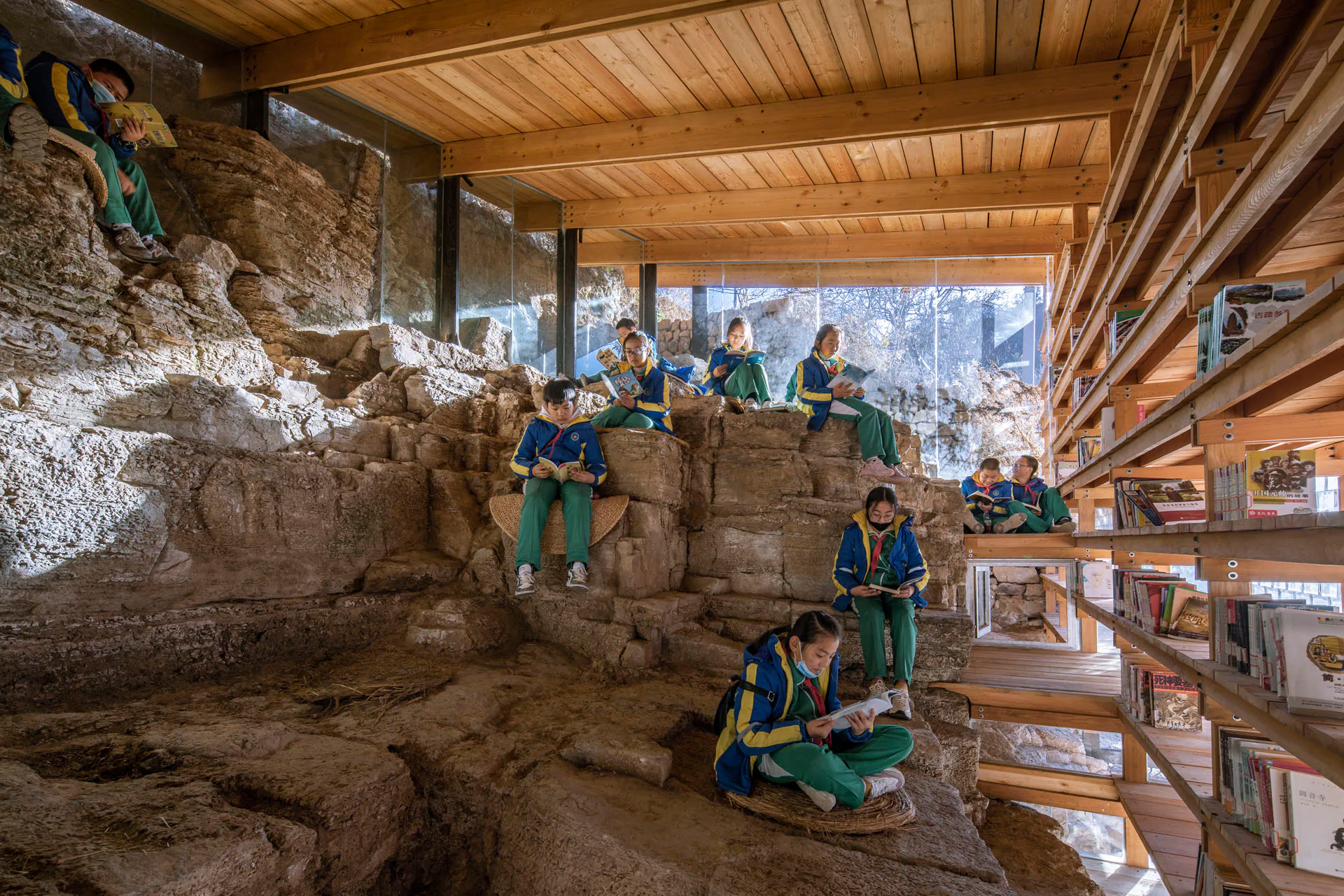 Architects’ Client of the Year: Eingebettet in eine Steinwand entstand die Zheshui Natural Library für Kinder in enger Zusammenarbeit dem Zheshui Village Committee, Luo Studio und den späteren Nutzenden.