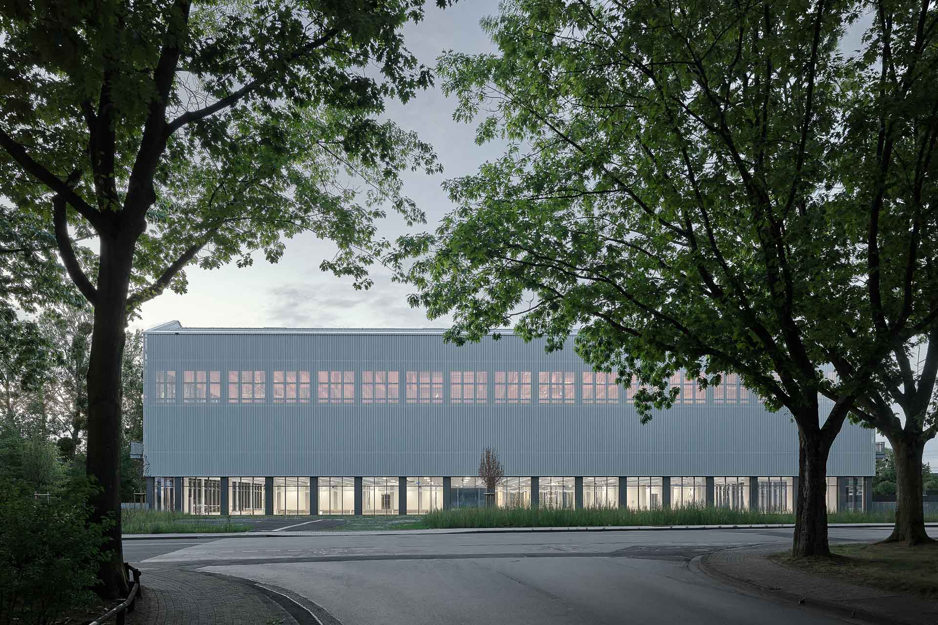 Blick vom Berliner Ring auf die Achtfach-Sporthalle