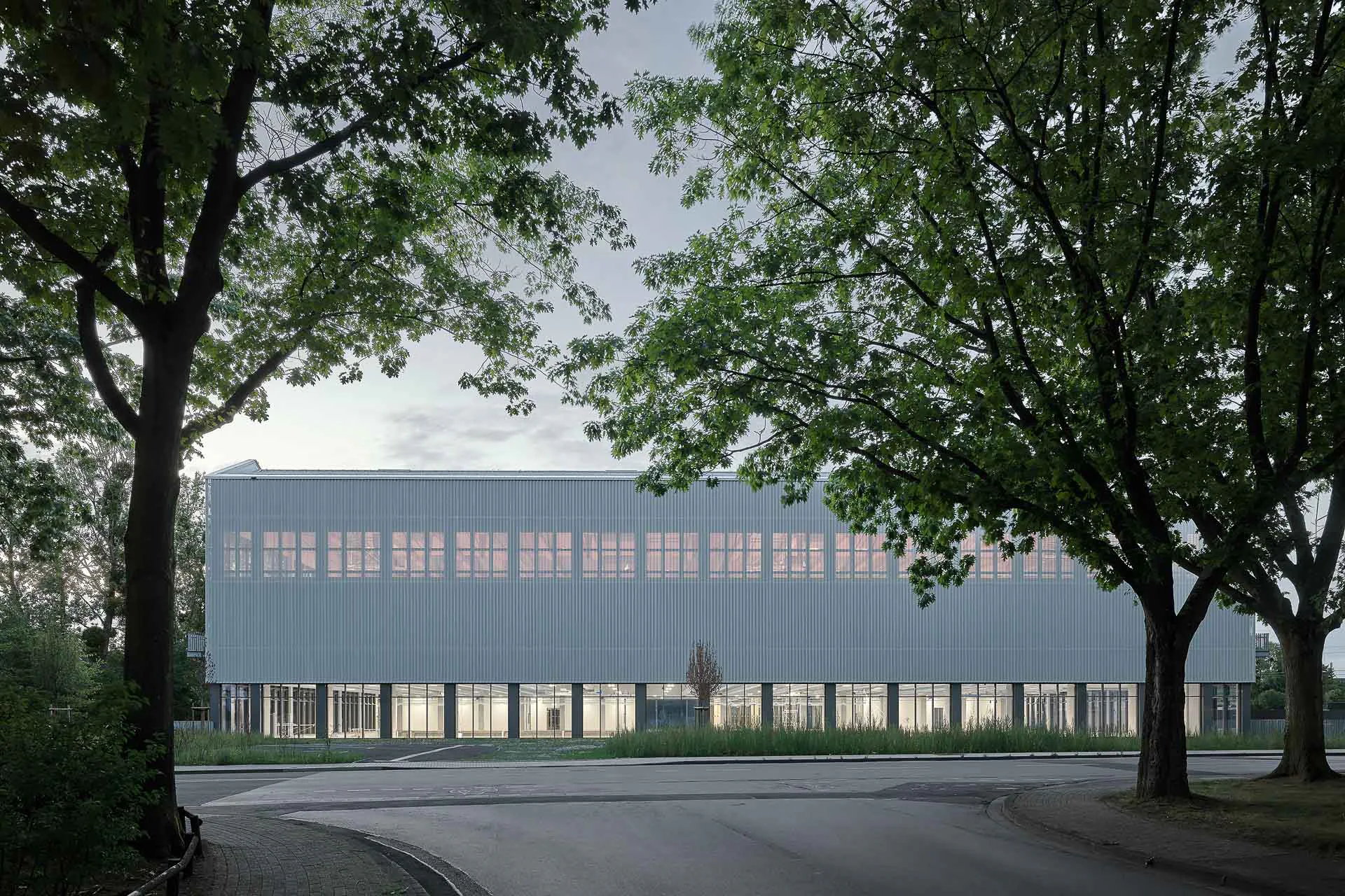 Blick vom Berliner Ring auf die Achtfach-Sporthalle
