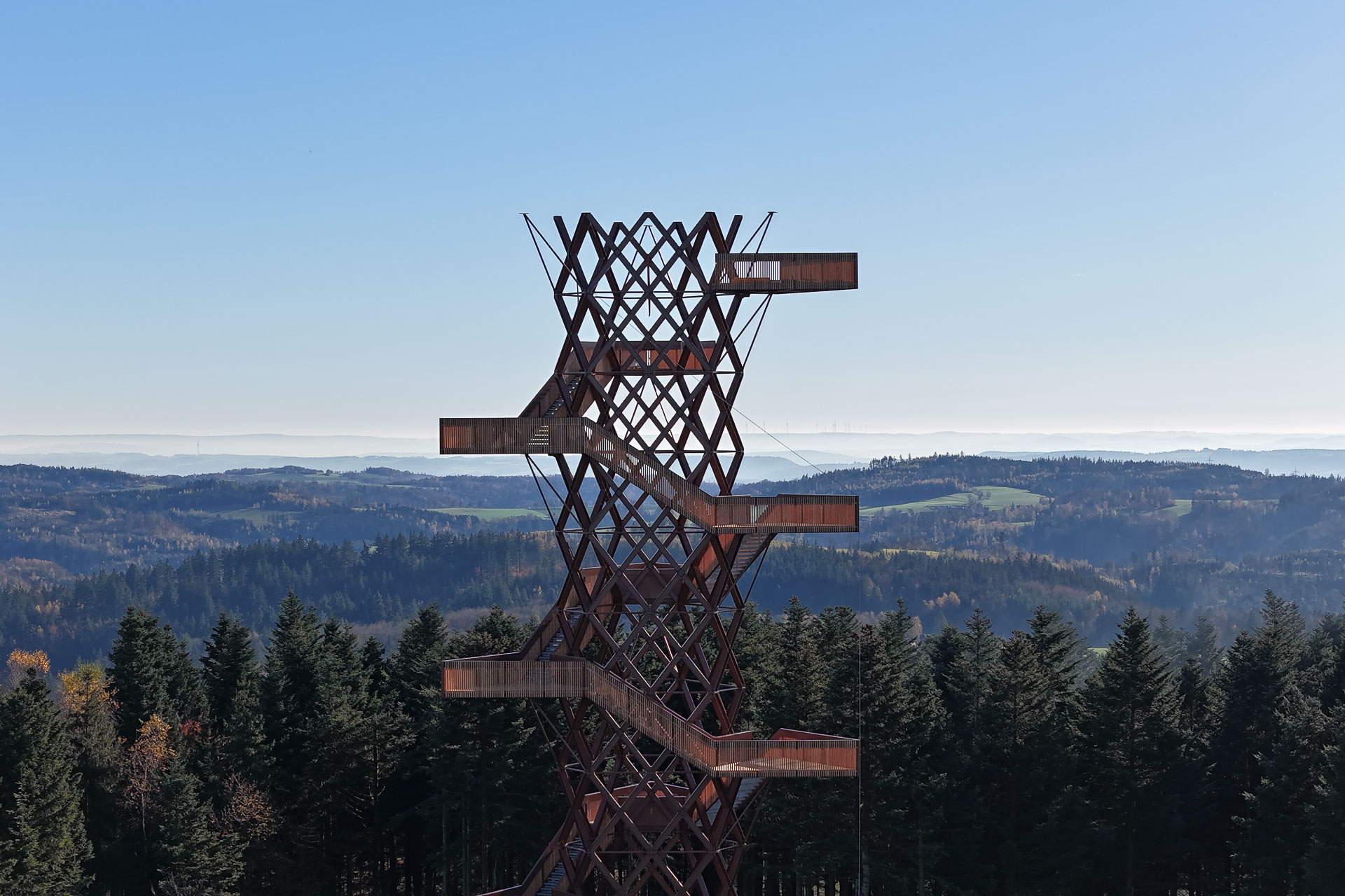 Von der Spitze des 40 m hohen Turms hat man einen Panoramablick über die Hügel des Frankenwalds.