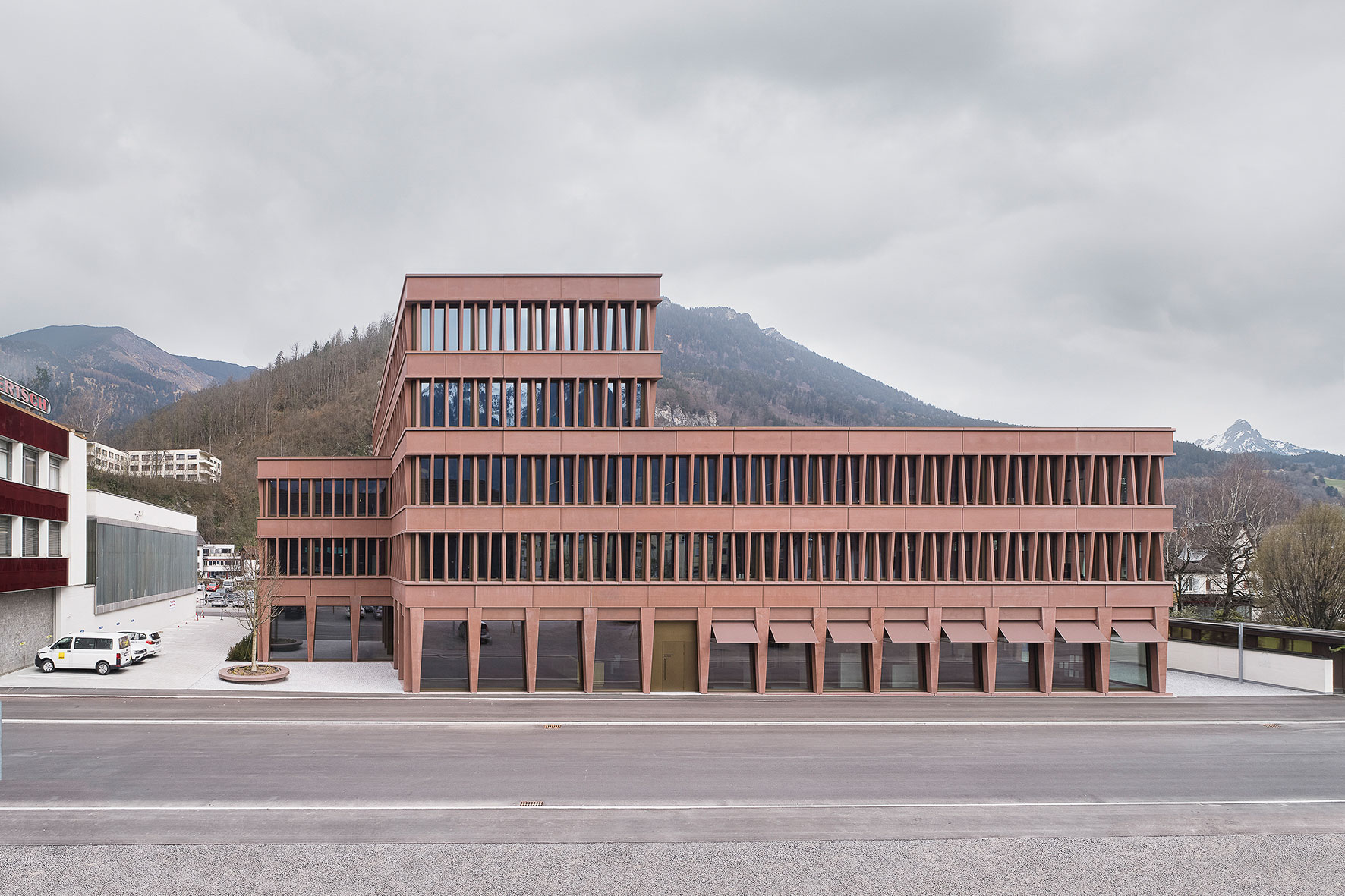 Mit der Firmenzentrale Jägerbau in Bludenz gewannen Innauer Matt den Sonderpreis „Bauen mit Farbe” im Caparol Architektur Award.