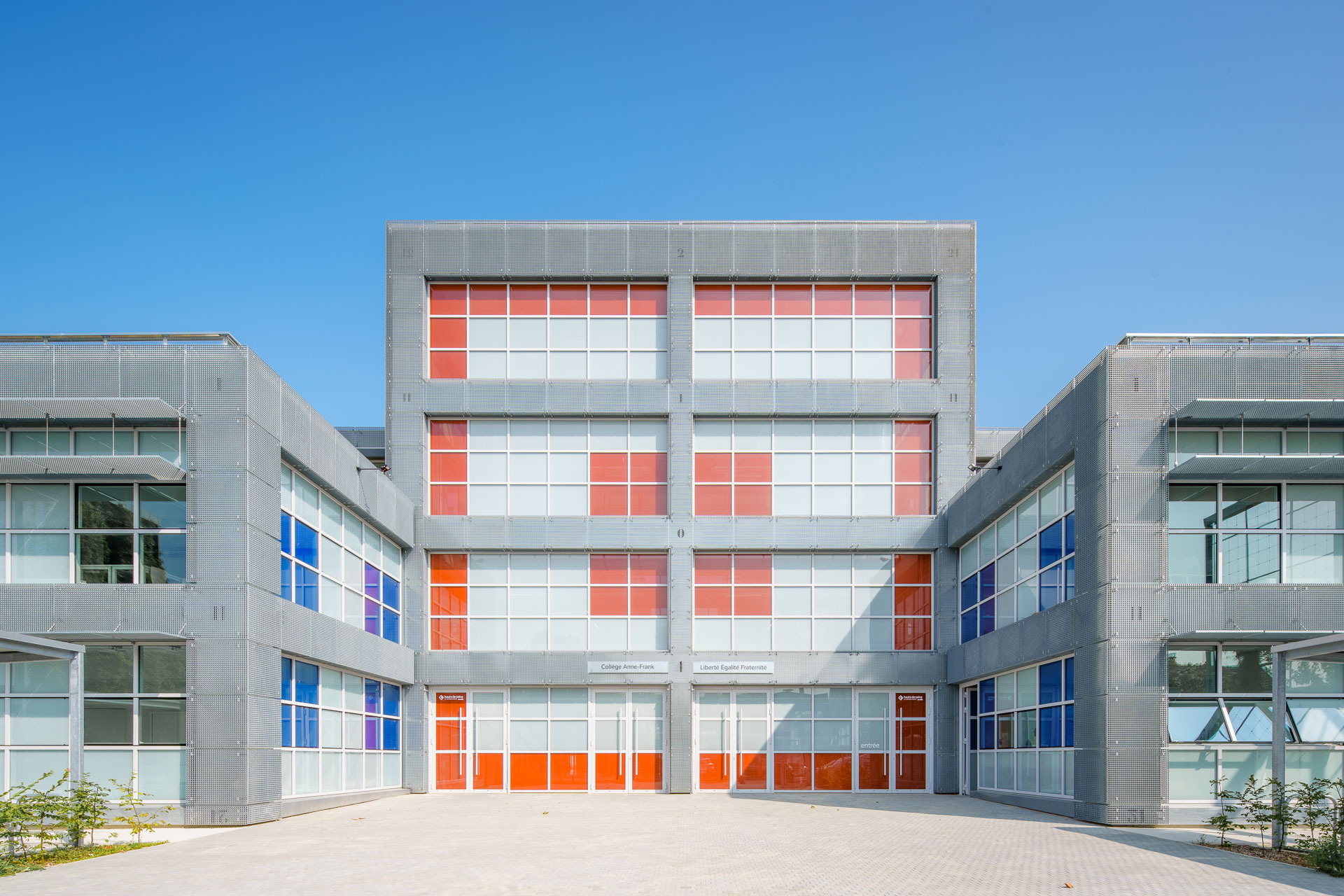 Die Rasterordnung folgt dem repräsentativen Grundriss eines absolutistischen Schlosses: die Eingangshalle im Zentrum, symmetrisch daneben, die beiden Seitentrakte.