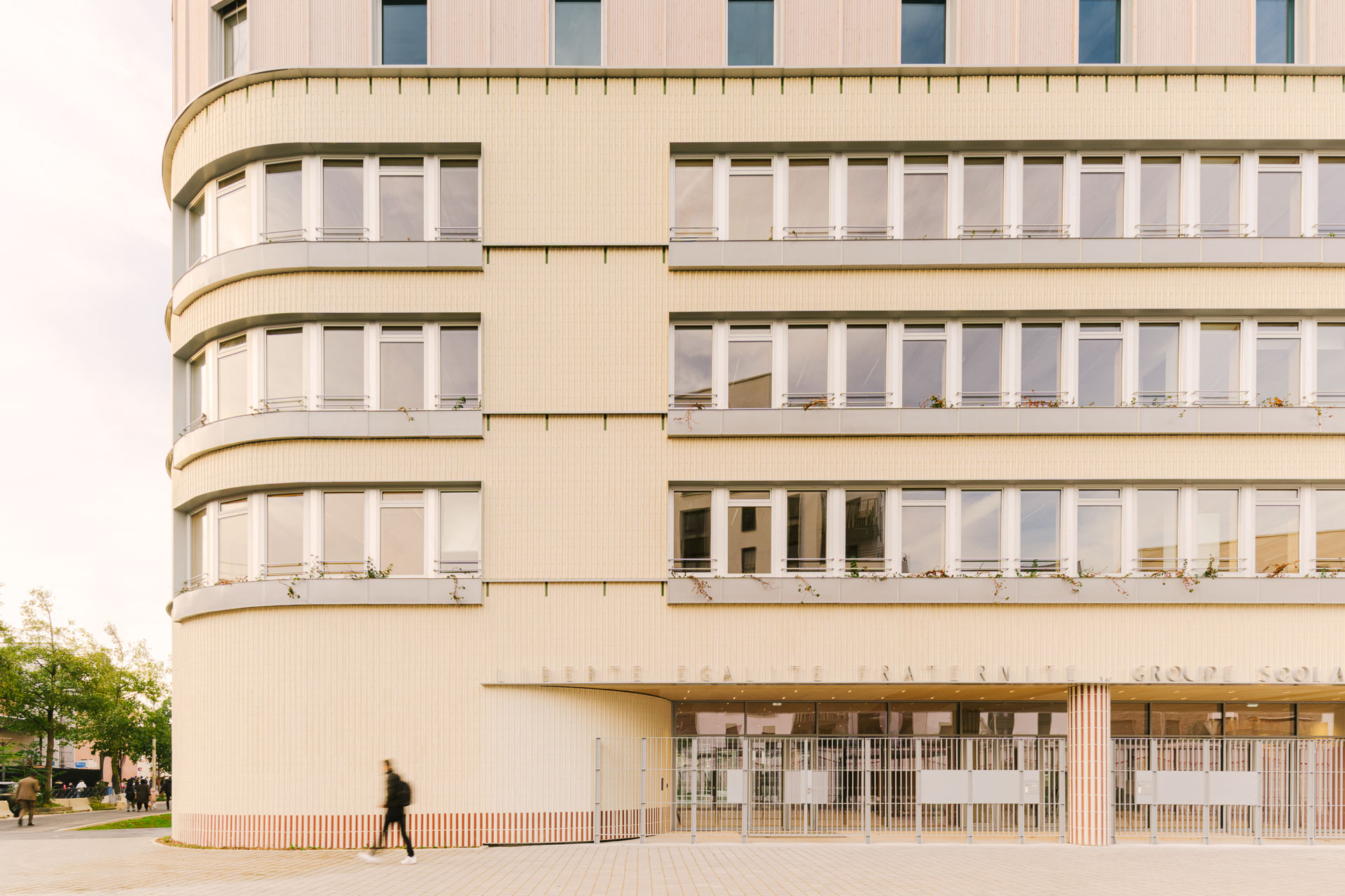 Der nördliche Eingang der Dominique Frelaut School Group