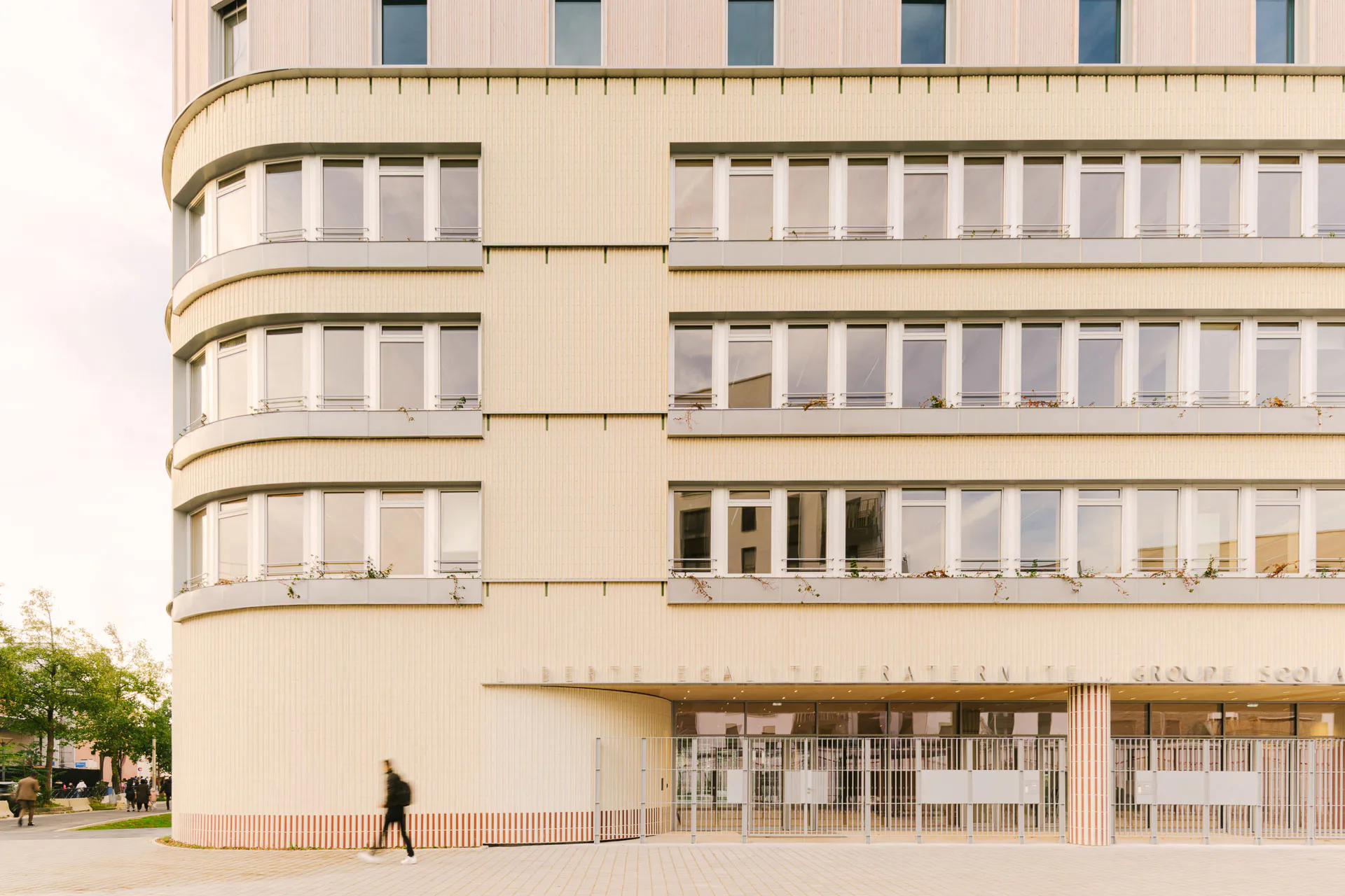 Der nördliche Eingang der Dominique Frelaut School Group