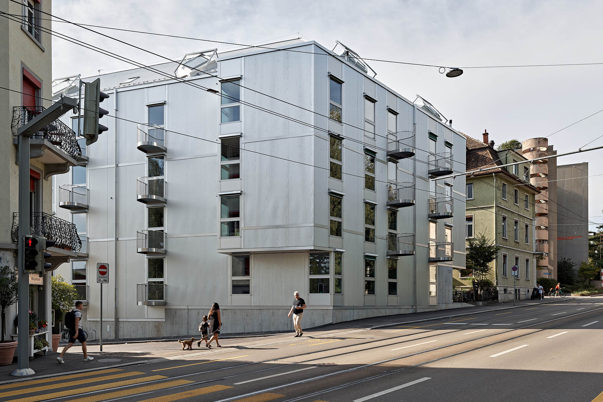Nichts deutet von außen darauf hin, dass sich das Mehrfamilienhaus an der Stampfenbachstrasse im Innenraum nach Lust und Laune verändern lässt.