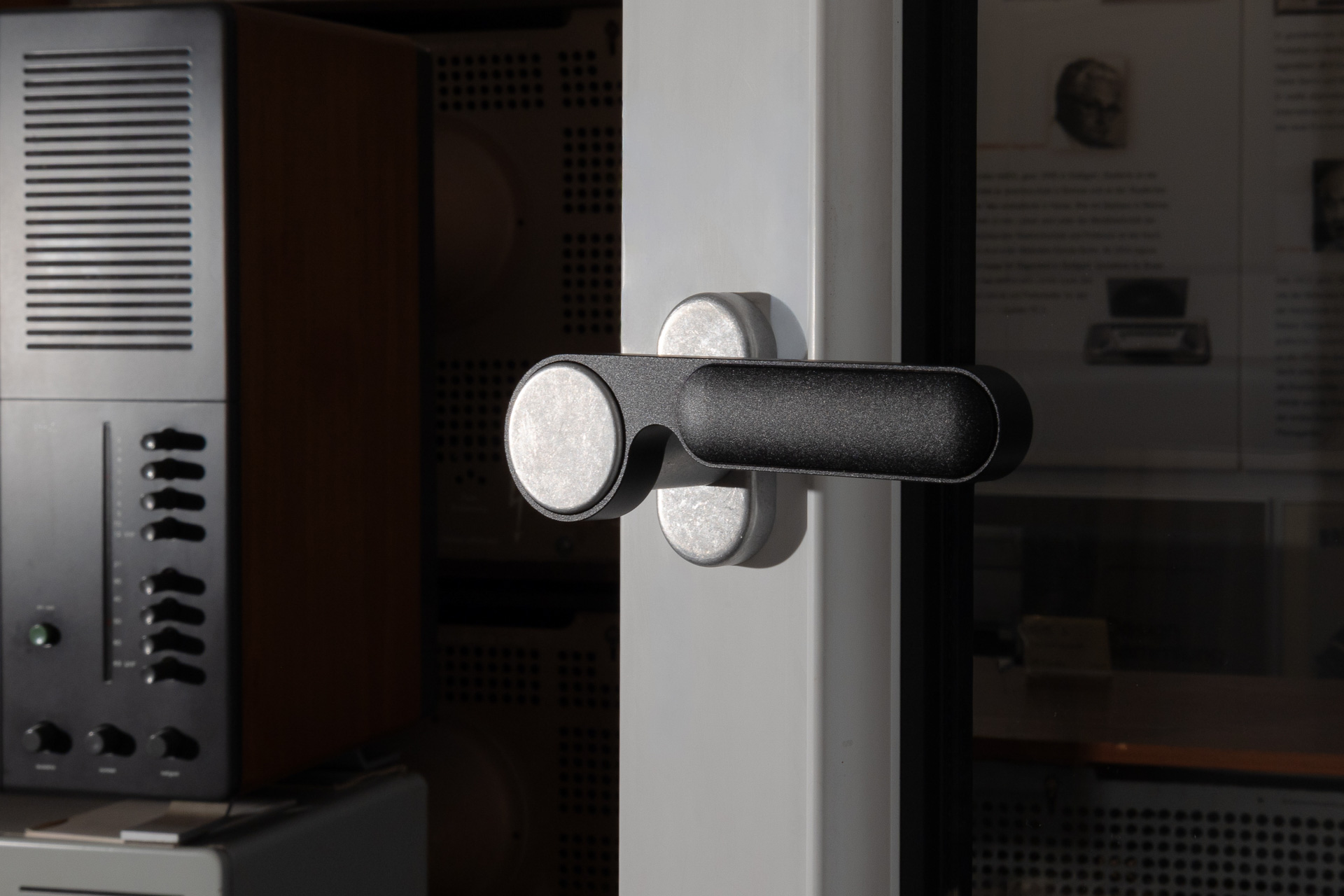 Der Fsb 1138 von Dieter Rams wird aus Aluminium gefertigt. Die Oberfläche Aluminium Pure greift das Grau des ursprünglichen rgs-Entwurfs auf.