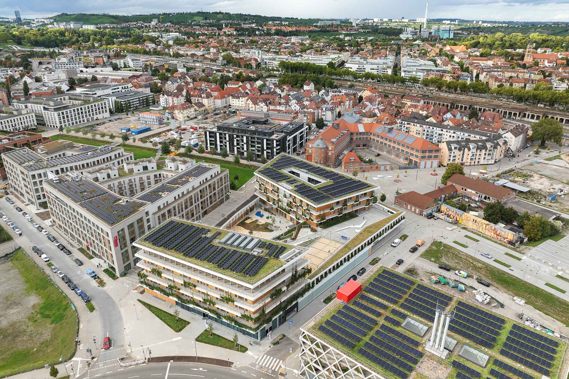 Als zentraler Baustein des neuen Quartiers nimmt das Bildungshaus Neckarpark in Stuttgart einen ganzen Block ein.
