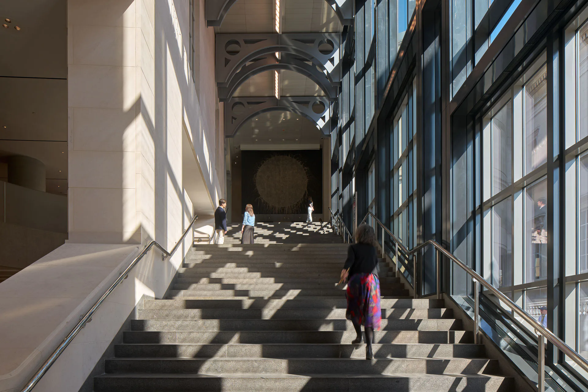 Der Sainsbury Wing der National Gallery in London wurde 1991 von Robert Venturi und Denise Scott Brown errichtet. Bei seiner Umgestaltung ersetzt Annabelle Selldorf die dunkle Verglasung durch klare Scheiben und inszeniert die Treppe neu.