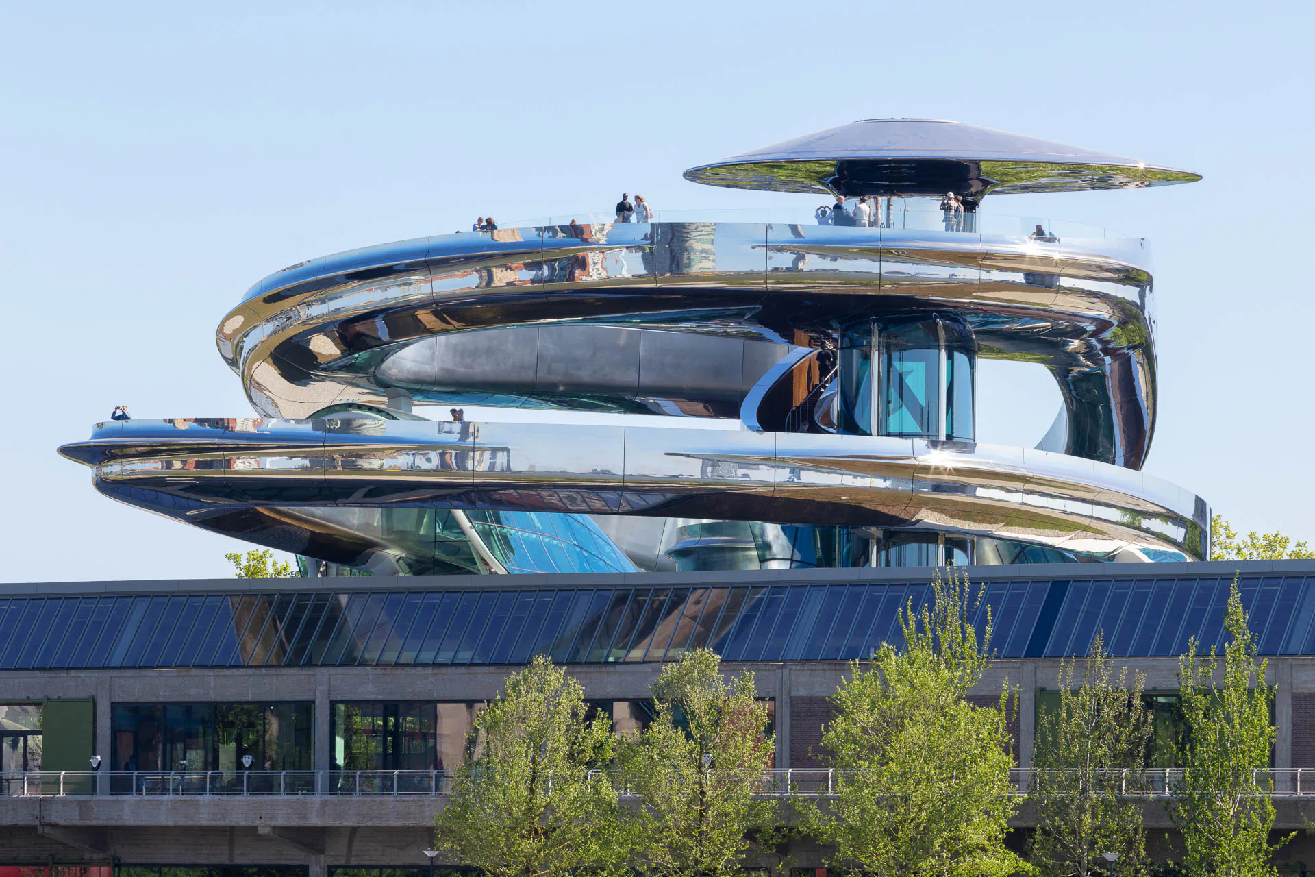 Das Museum Fenix in Rotterdam: 24 m ragt die Treppenskulptur aus poliertem Edelstahl über dem ehemaligen Lagerhaus.