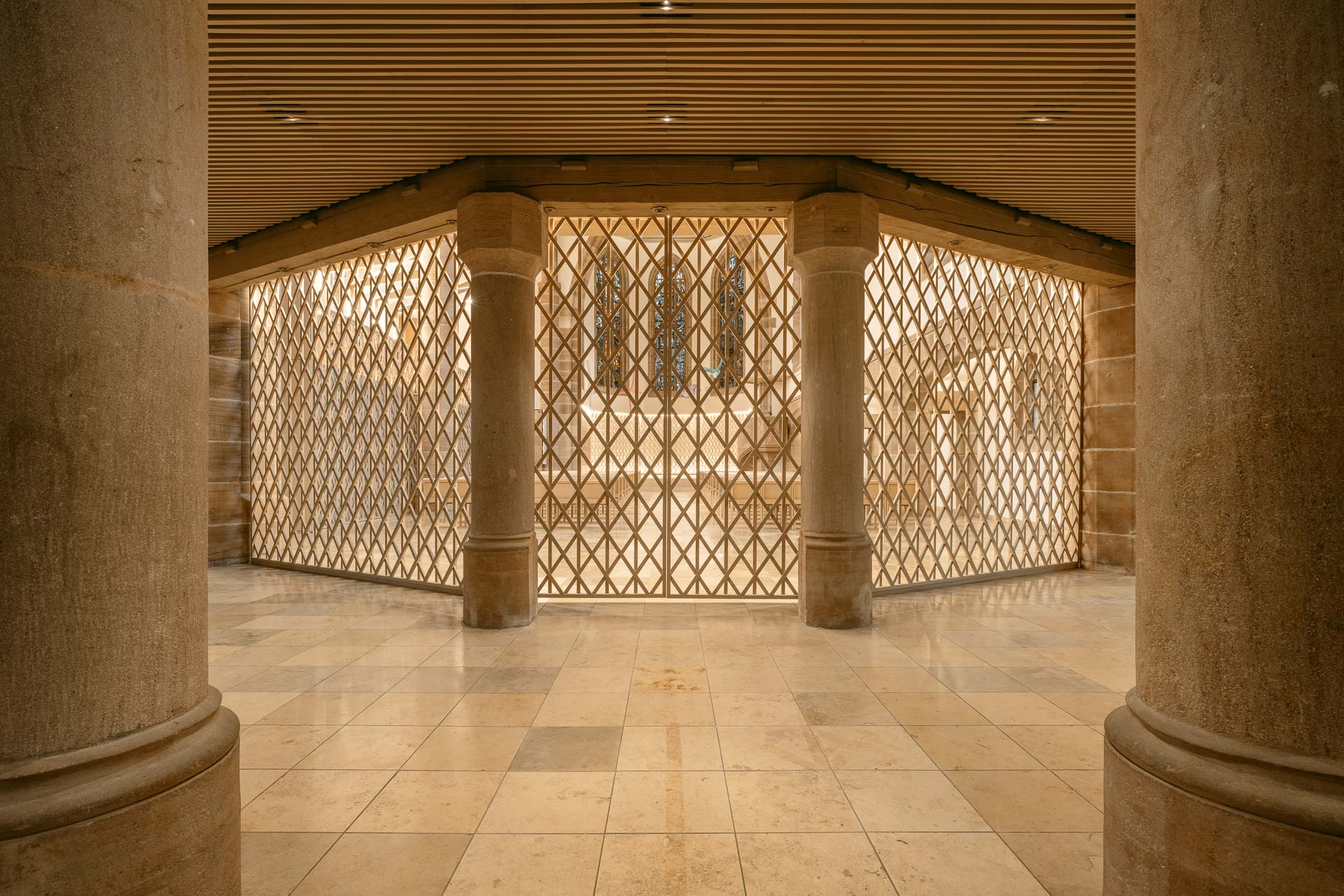 Loose seating, light-coloured wooden fittings and warm colour tones transform the neo-Gothic interior of the Trinity Church into a bright and welcoming space.