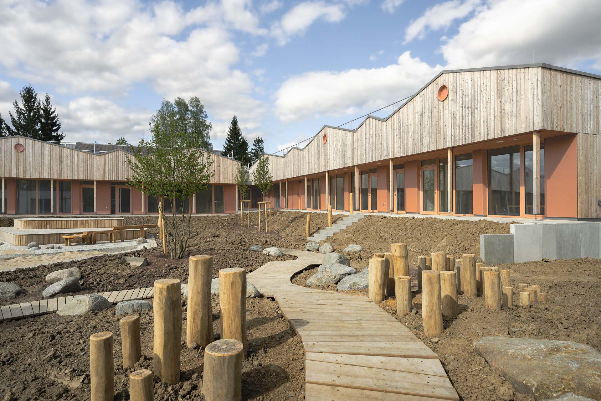 Neff Kuhn Architekten und Kleusberg haben den Neubau der Kita in Neckarbischofsheim in Holz-Hybrid-Modulbauweise mit 25 vorgefertigten Modulen realisiert.