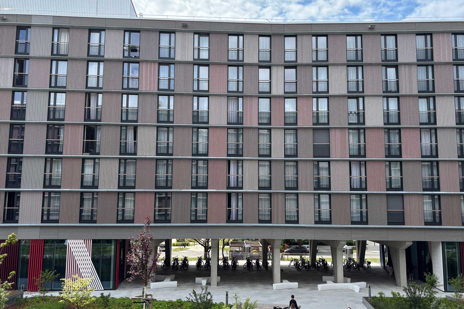 Hochschule des Bundes für öffentliche Verwaltung: Sechs Modulgeschosse sind über dem Betonsockel gestapelt.