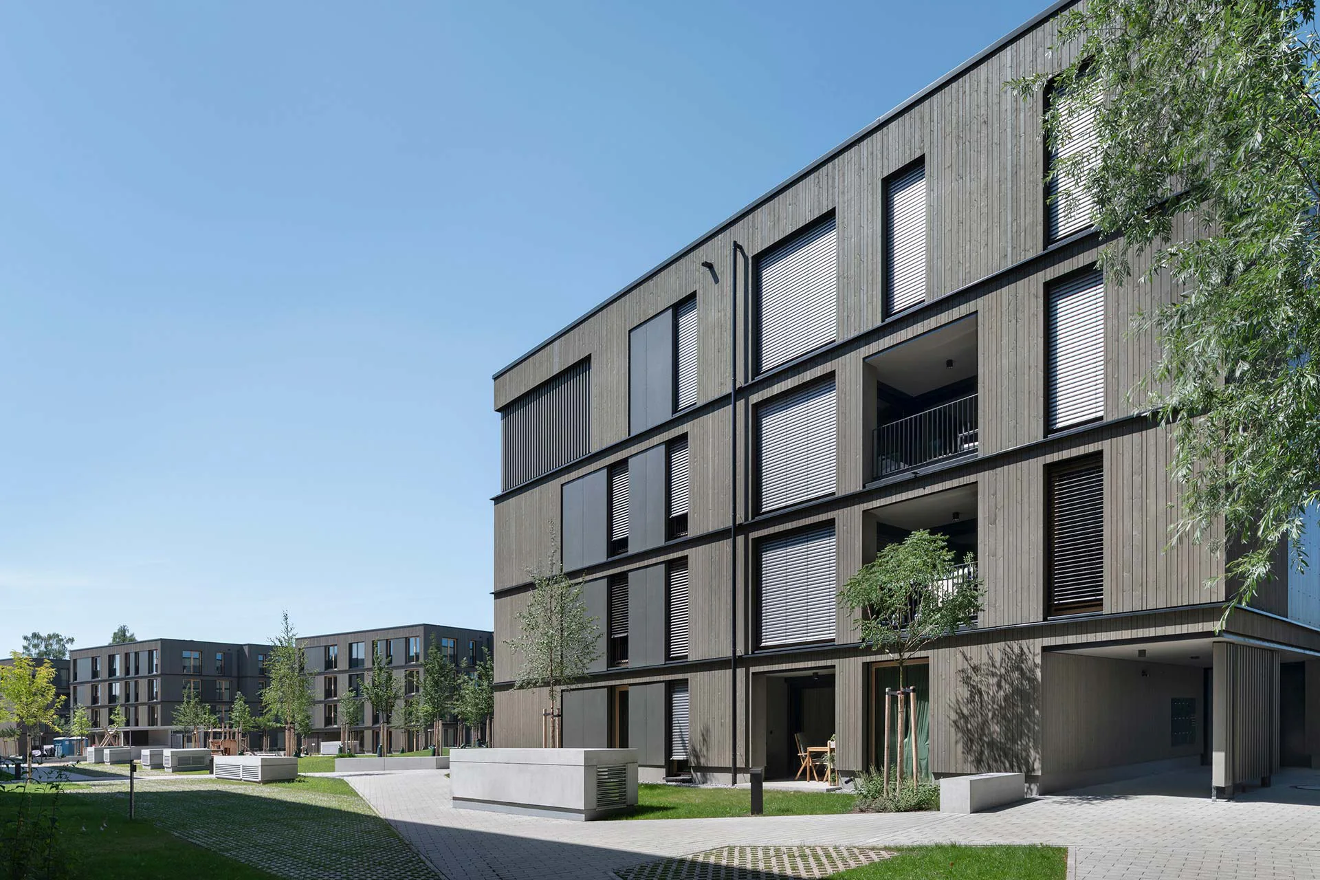 Die meisten Bauteile des Wohnquartiers wurden in Holz ausgeführt. Treppenhäuser, Tiefgarage und Fundamente bestehen aus Stahlbeton.