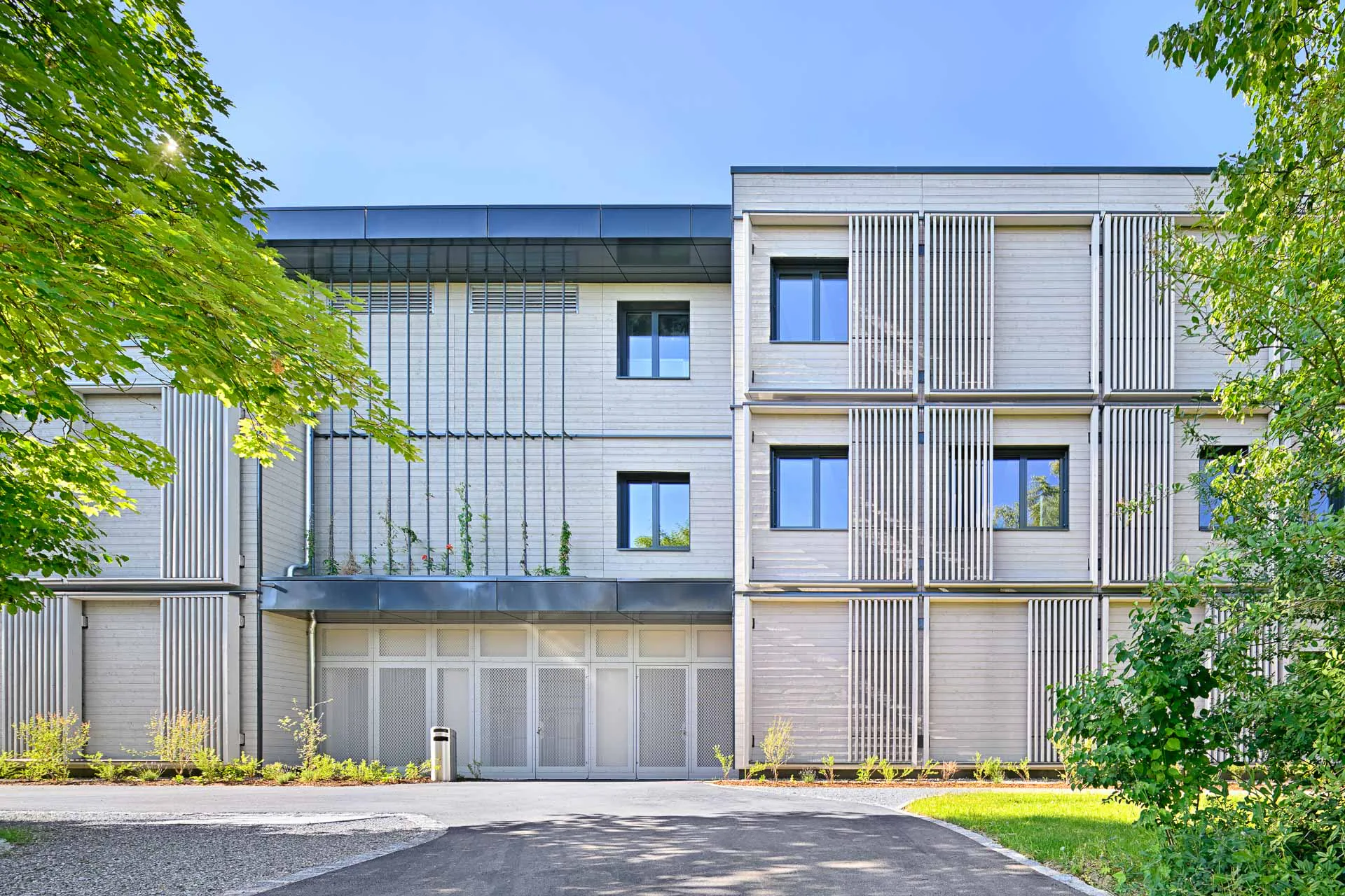 Auf 2650 m² Bruttogeschossfläche gibt es Platz für 40 Büroarbeitsplätze und 14 Labore für die Lehrstühle für Bioorganische Chemie, Technische Biologie und die Professur für Computergestützte Biologie.