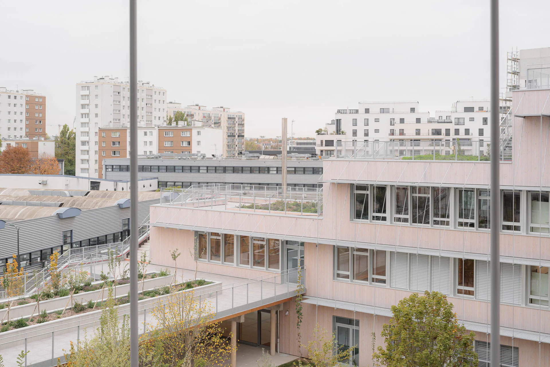 Der Schulkomplex reduziert sich pro Geschoss um zwei Räume. Die entstehenden Dachflächen werden als Terrassengärten genutzt.