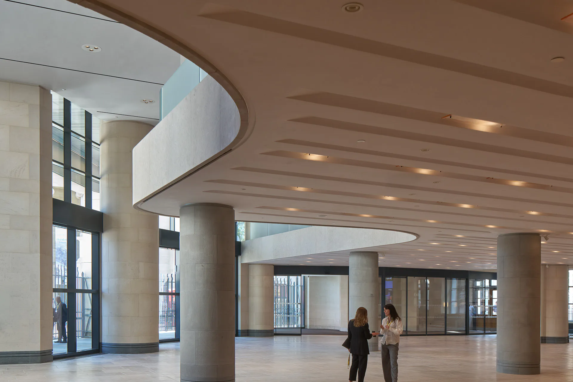 Mit präzisen Eingriffen ordnete Annabelle Selldorf das postmoderne Foyer des Sainsbury Wing neu: Nichttragende Säulen ließ sie entfernen und das erste Obergeschoss zu einer geschwungenen Zwischenebene öffnen.