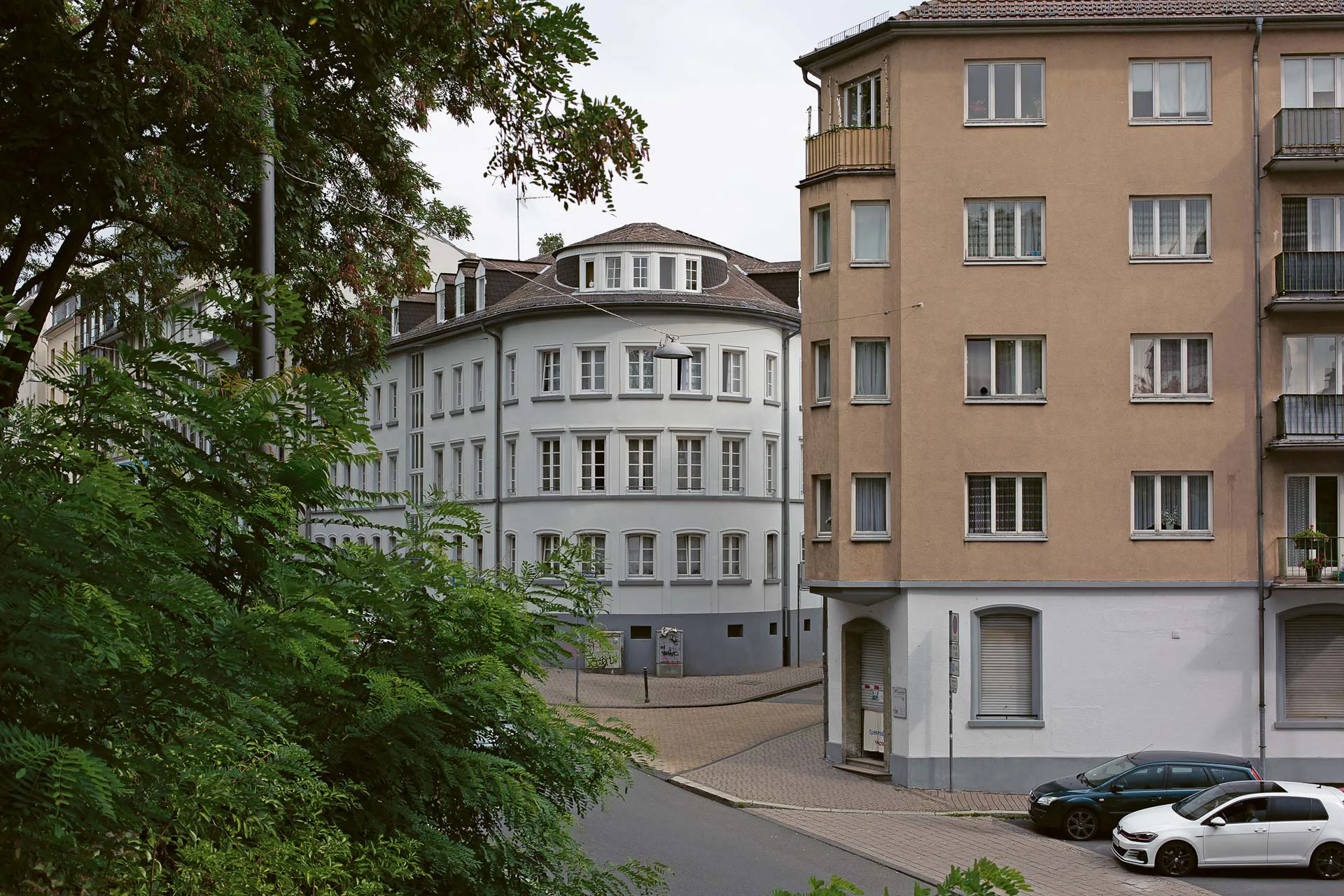 Zwei „anonyme“ Wohngebäude im städtischen Kontext.