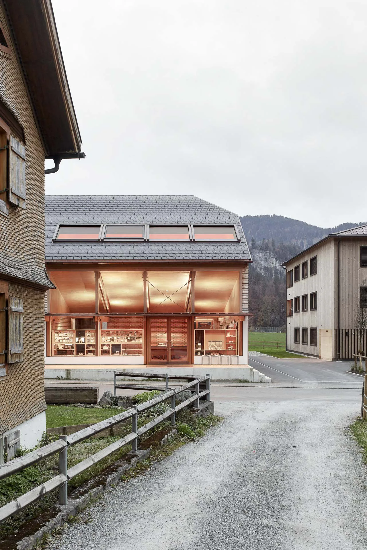 Der ehemalige Kuhstall transformierte sich später in ein Fotostudio und beherbergt heute das sanierte Büro von den Architekten Innauer Matt in Bezau.