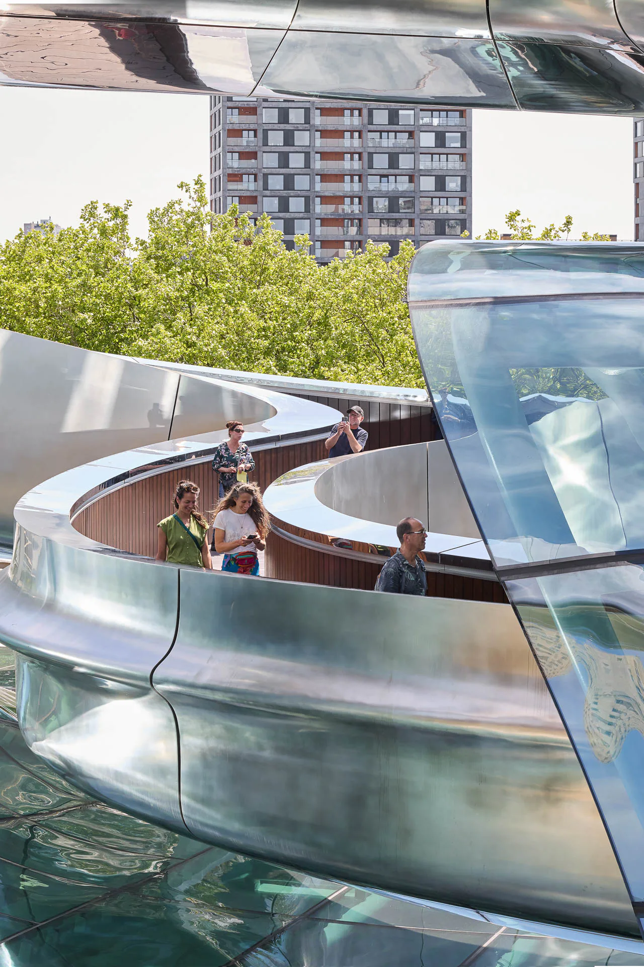 Fenix in Rotterdam: Die Treppenskulptur erinnert an eine Achterbahn und symbolisiert die unvorhersehbaren Wege der Reisenden.